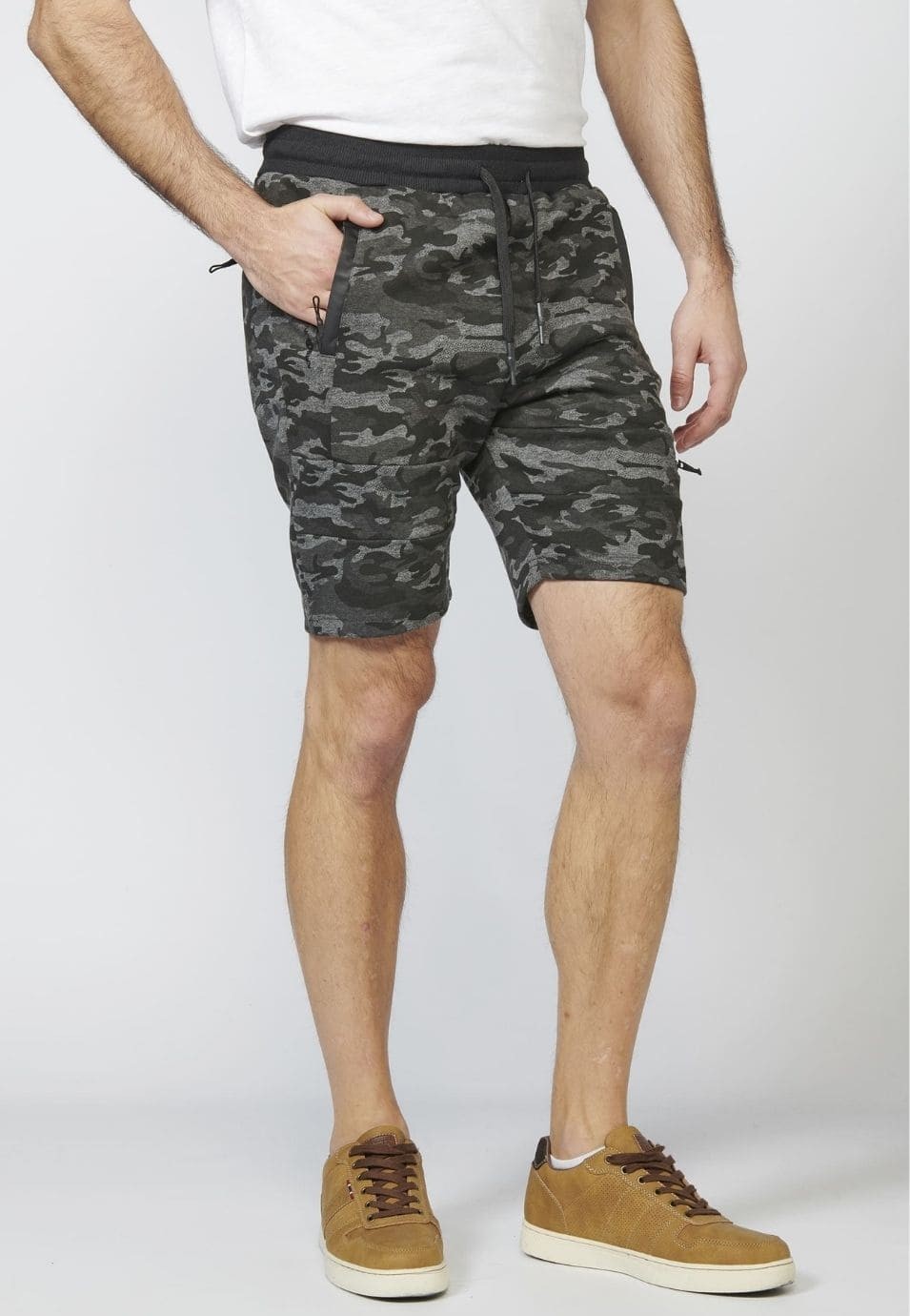 Pantalón Corto Jogger Interlock con Cuatro Bolsillos y Cremallera Termosellada para Hombre