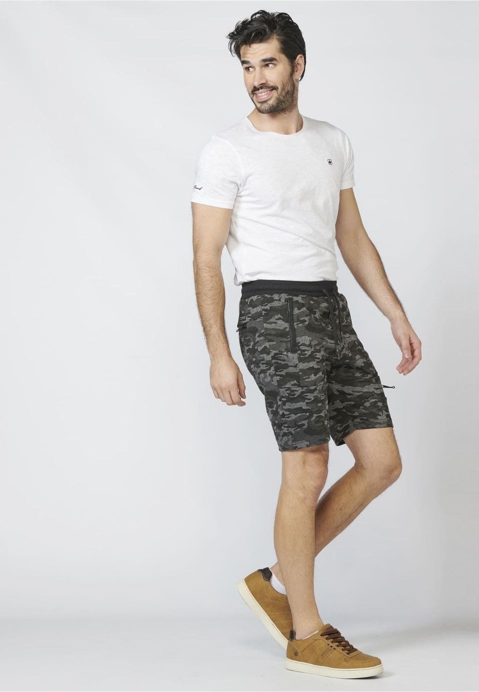 Pantalón Corto Jogger Interlock con Cuatro Bolsillos y Cremallera Termosellada para Hombre 1