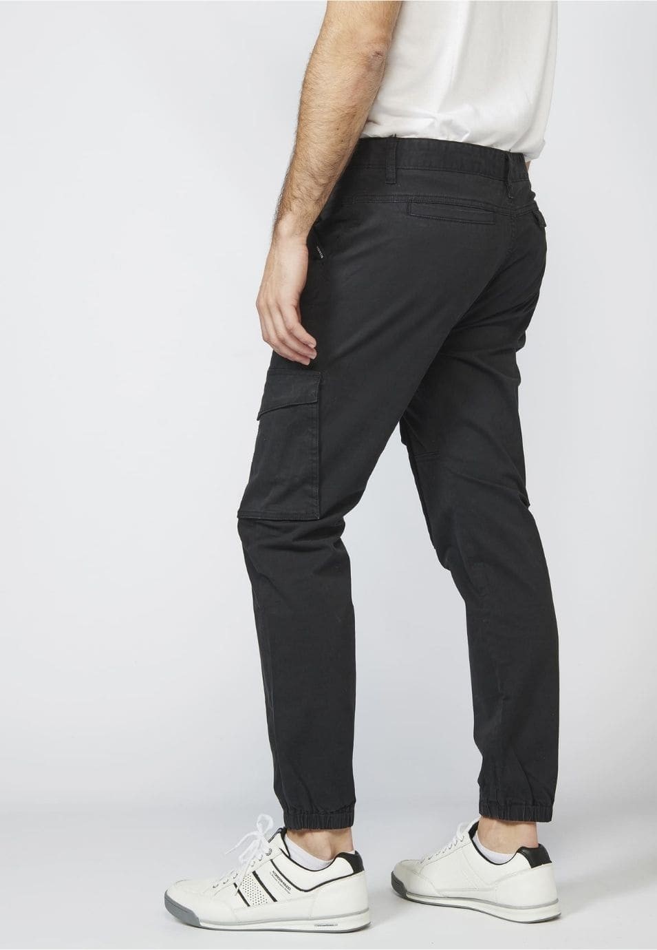 Pantalón cargo con Seis Bolsillos y detalle en Rodillas para Hombre 2