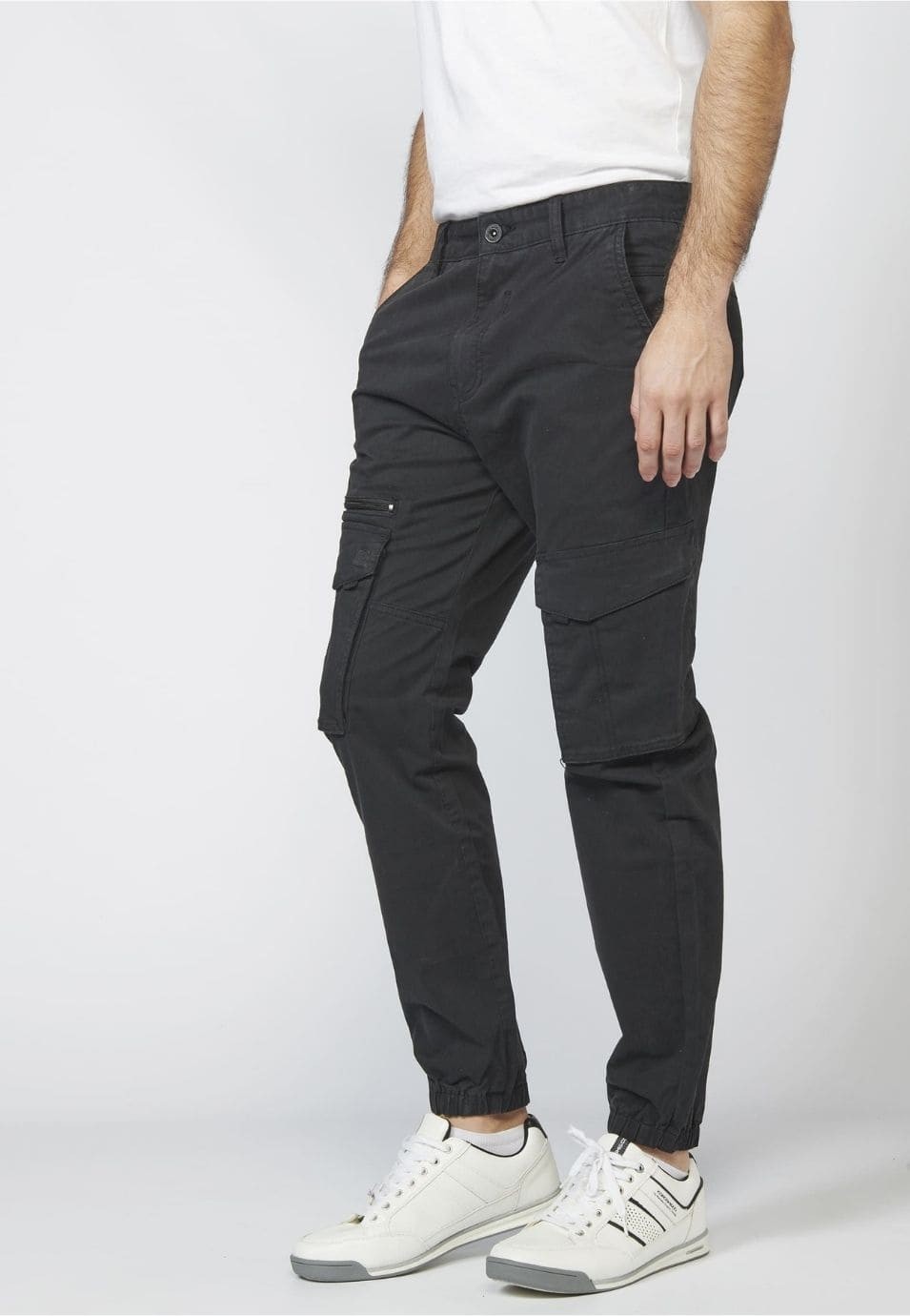 Pantalón cargo con Seis Bolsillos y detalle en Rodillas para Hombre 1