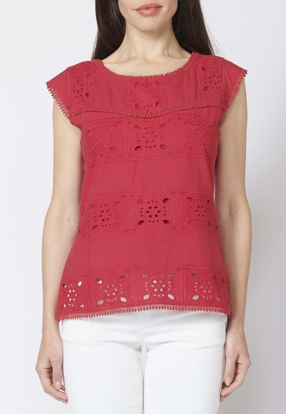 Blusa manga corta con escote redondo y detalles bordados 100% algodón | Estilo versátil