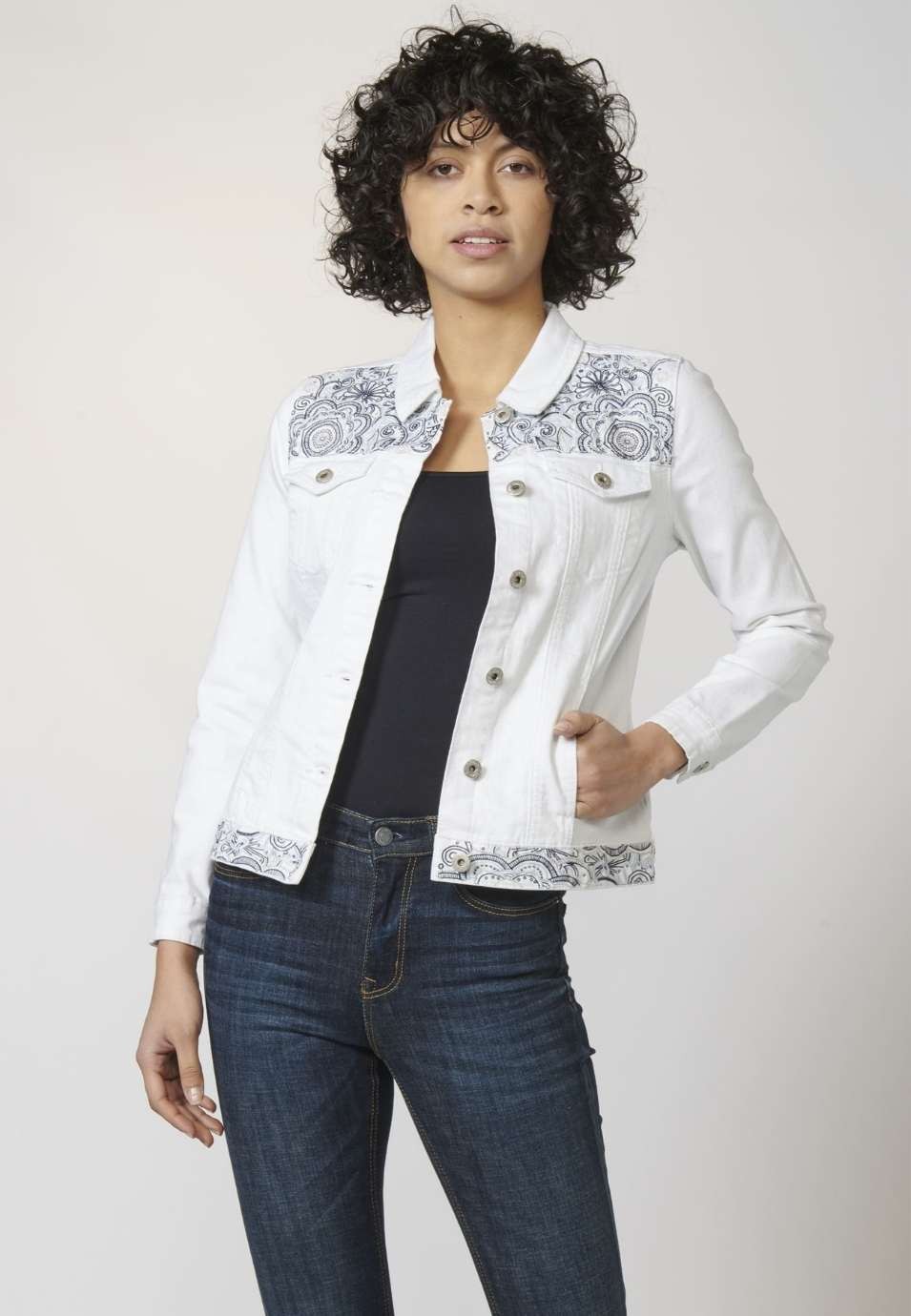 Chaqueta Cazadora vaquera elástica blanca de mujer bordado floral