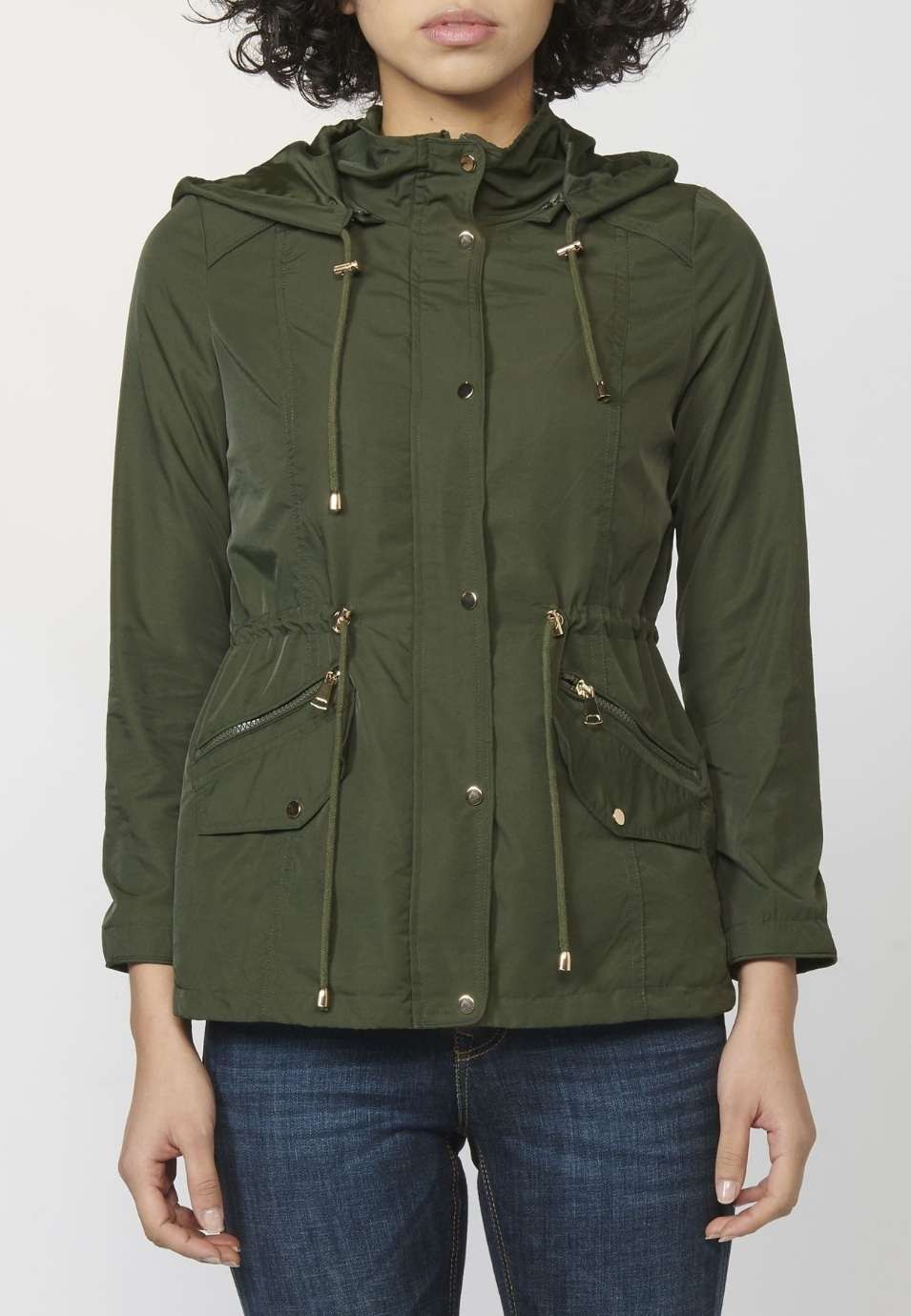 Parka larga mujer color verde con capucha desmontable y cintura cordón ajustable 4