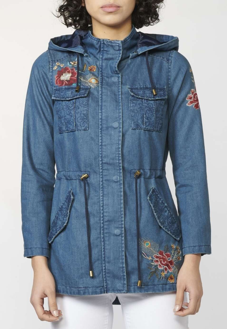 Parka larga denim bordada floral de mujer con capucha desmontable y cordón ajustable en cintura