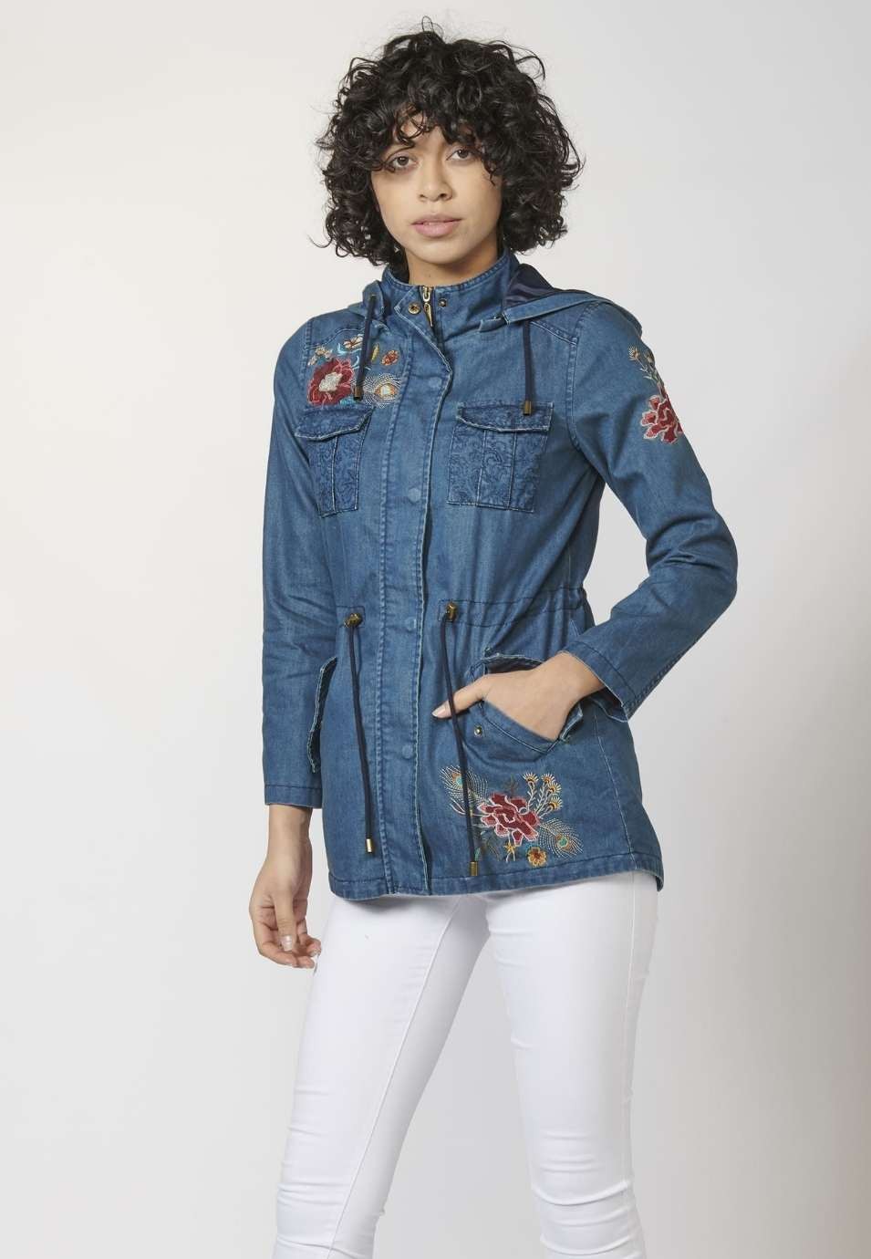 Parka larga denim bordada floral de mujer con capucha desmontable y cordón ajustable en cintura 4