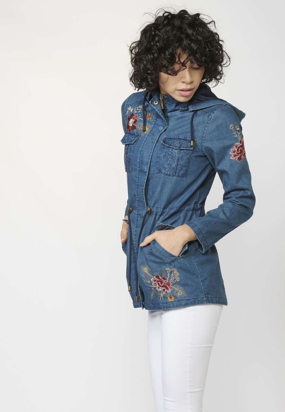 Parka larga denim bordada floral de mujer con capucha desmontable y cordón ajustable en cintura 3