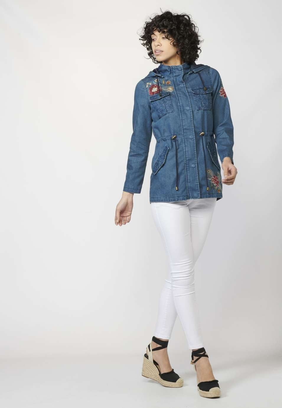 Parka larga denim bordada floral de mujer con capucha desmontable y cordón ajustable en cintura 2