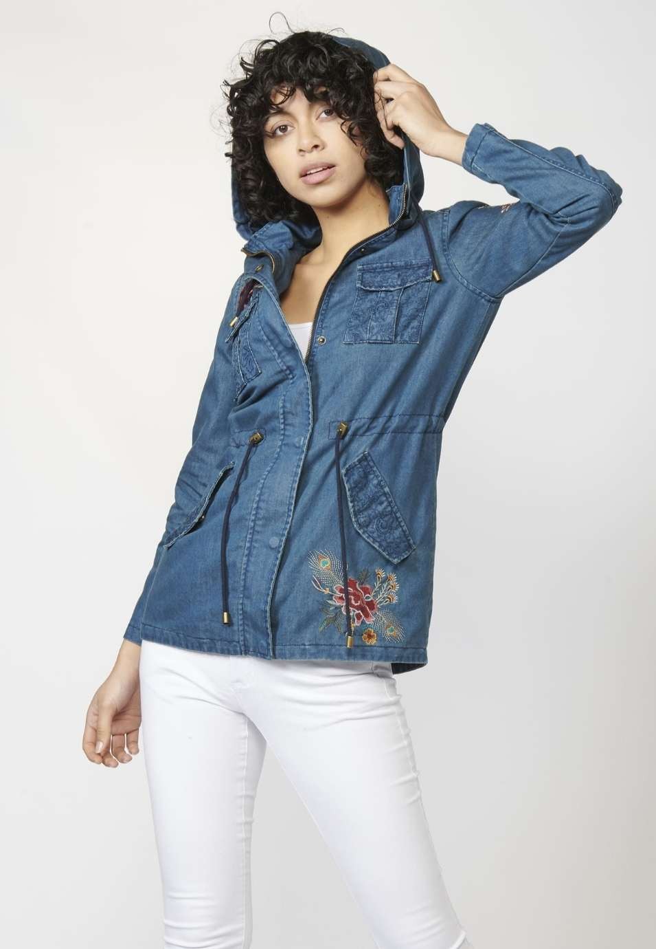 Parka larga denim bordada floral de mujer con capucha desmontable y cordón ajustable en cintura 1