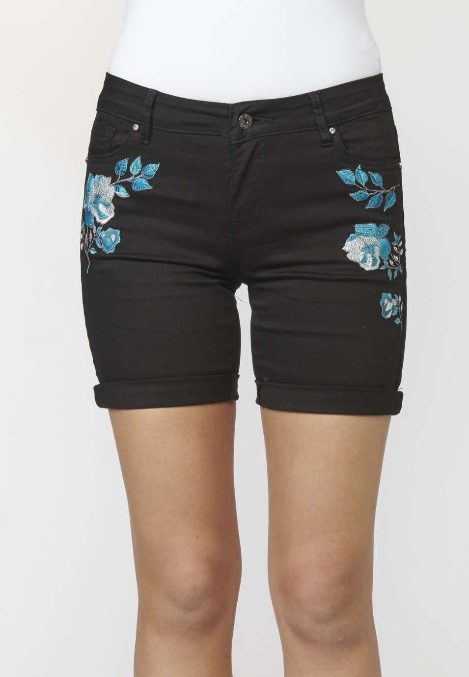 Pantalón corto short con cinco bolsillos y bordados florales 100% algodón color negro | Ropa casual 5