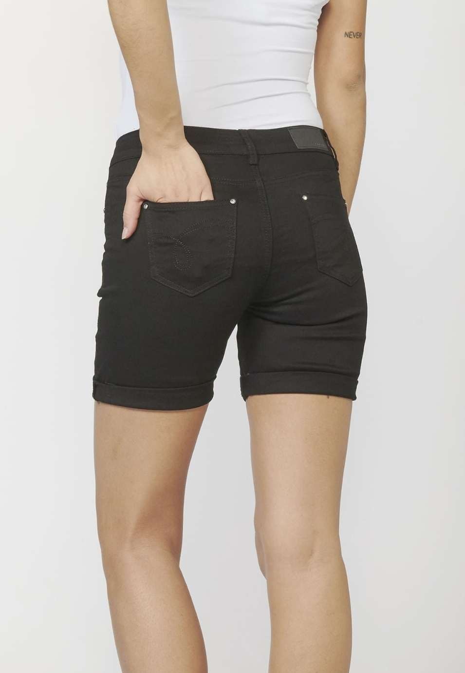 Pantalón corto Short con Cinco Bolsillos y Bordados Florales 100% Algodón para Mujer color Negro 2