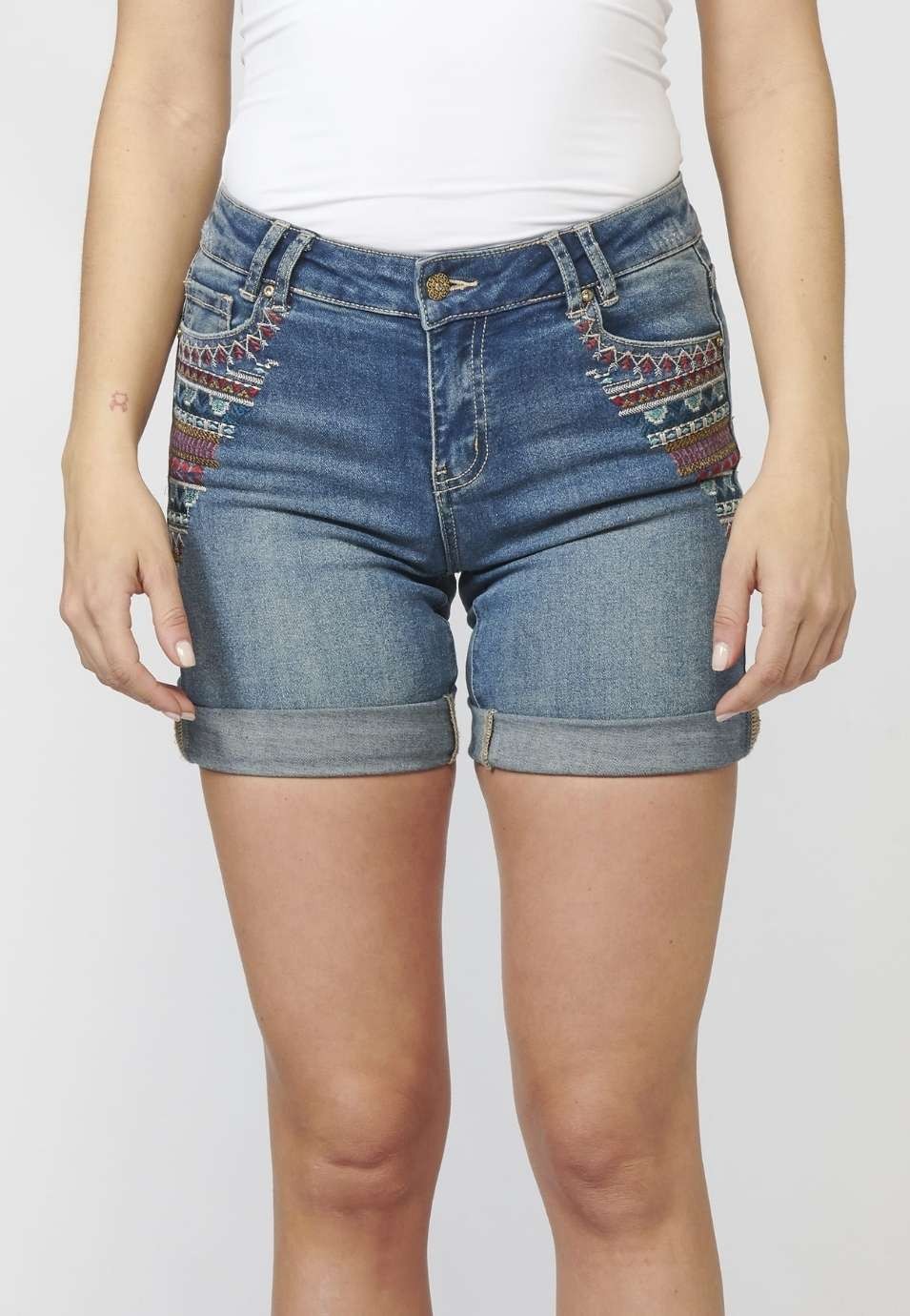 Pantalón corto, Short denim con Detalles Bordados Étnicos en los Bolsillos para Mujer 1