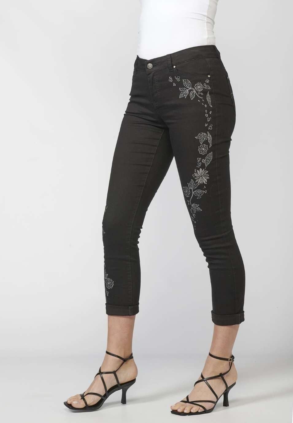 Pantalón de Mujer slim fit elástico bordado floral y Sarga Elástica 1