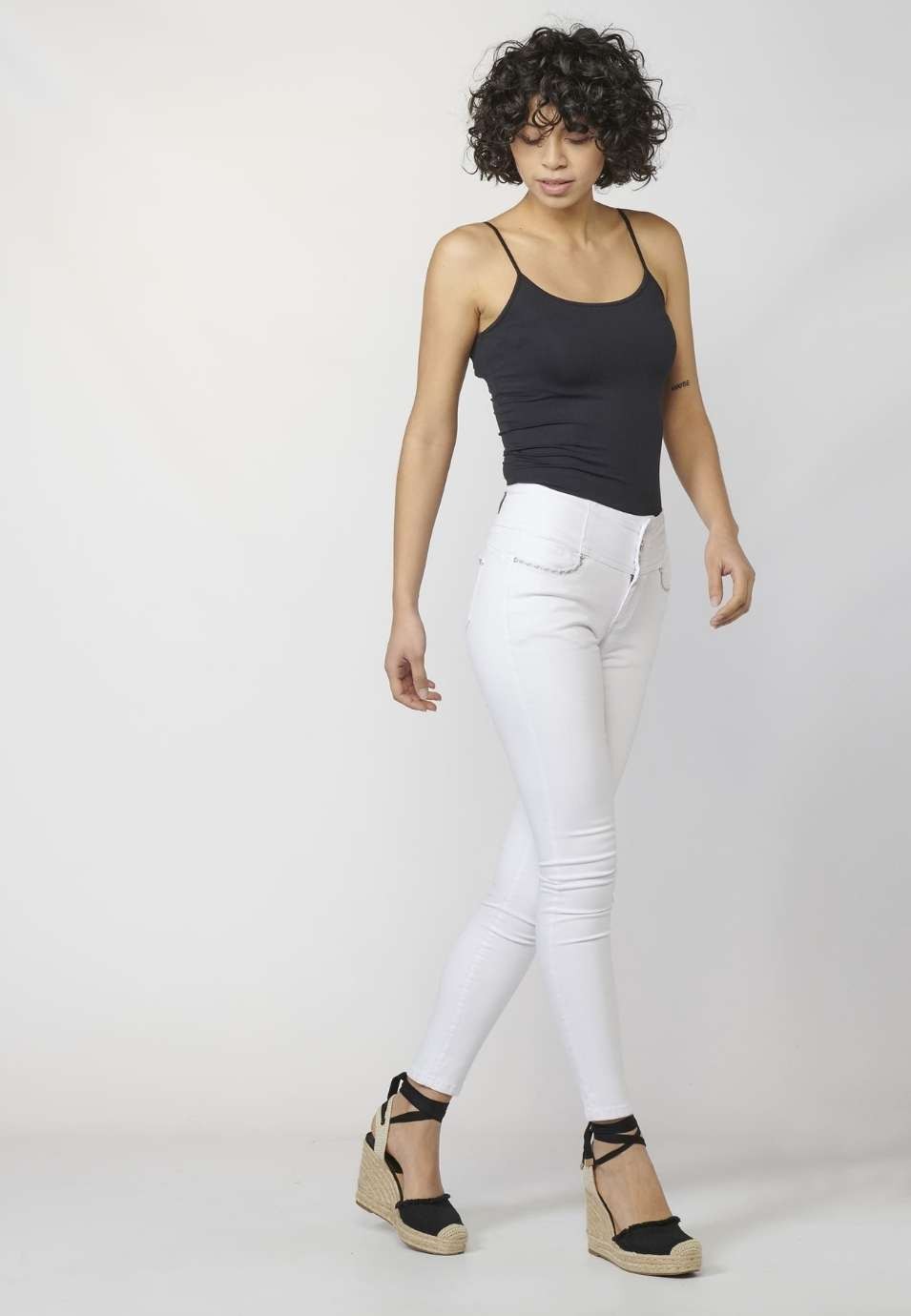 Pantalón de Mujer slim fit con Detalles Bordados en Bolsillos y Sarga Elástica 1