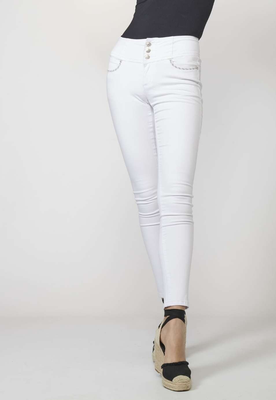 Pantalón de Mujer slim fit con Detalles Bordados en Bolsillos y Sarga Elástica 2