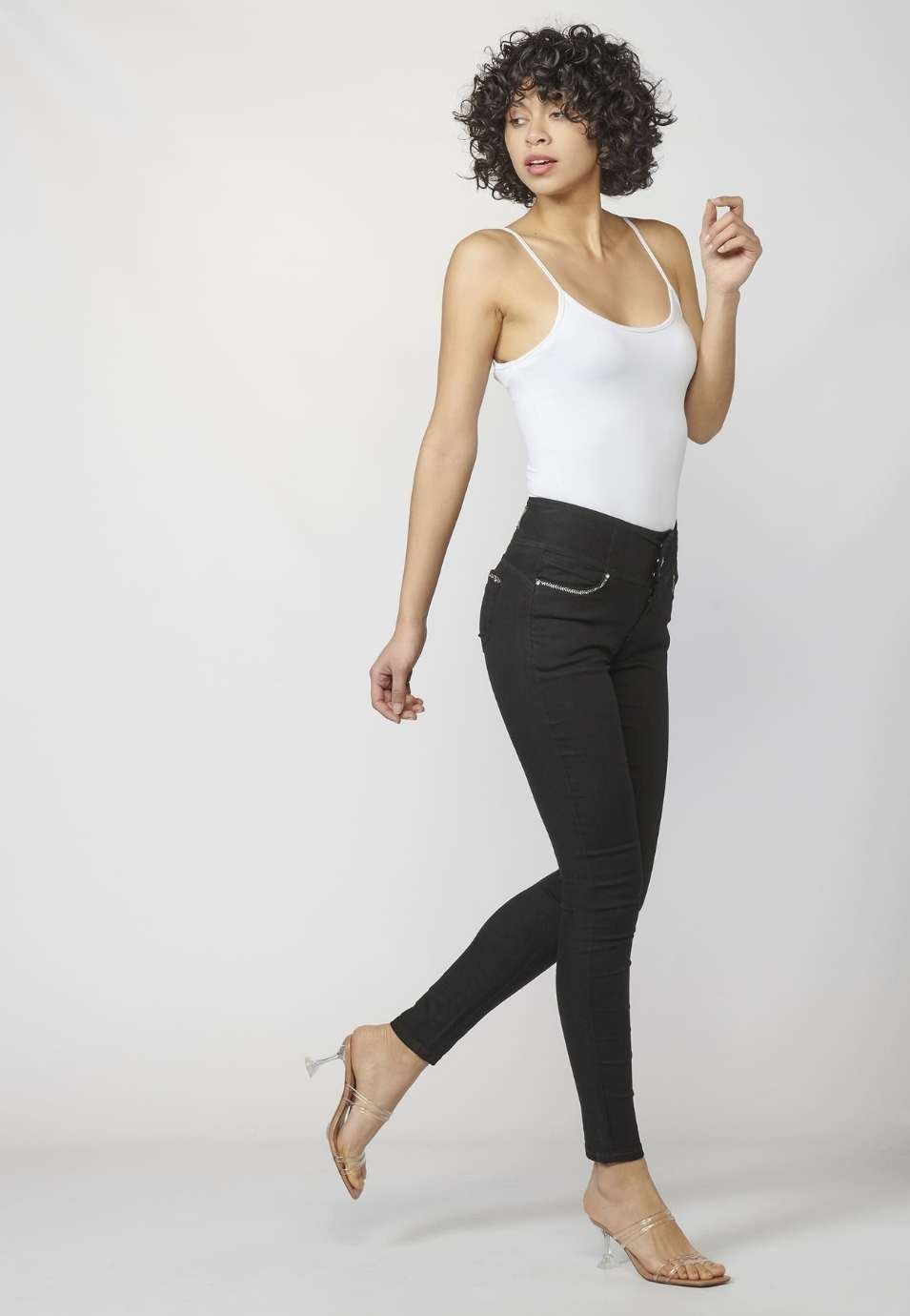 Pantalón de Mujer slim fit con Detalles Bordados en Bolsillos y Sarga Elástica 1