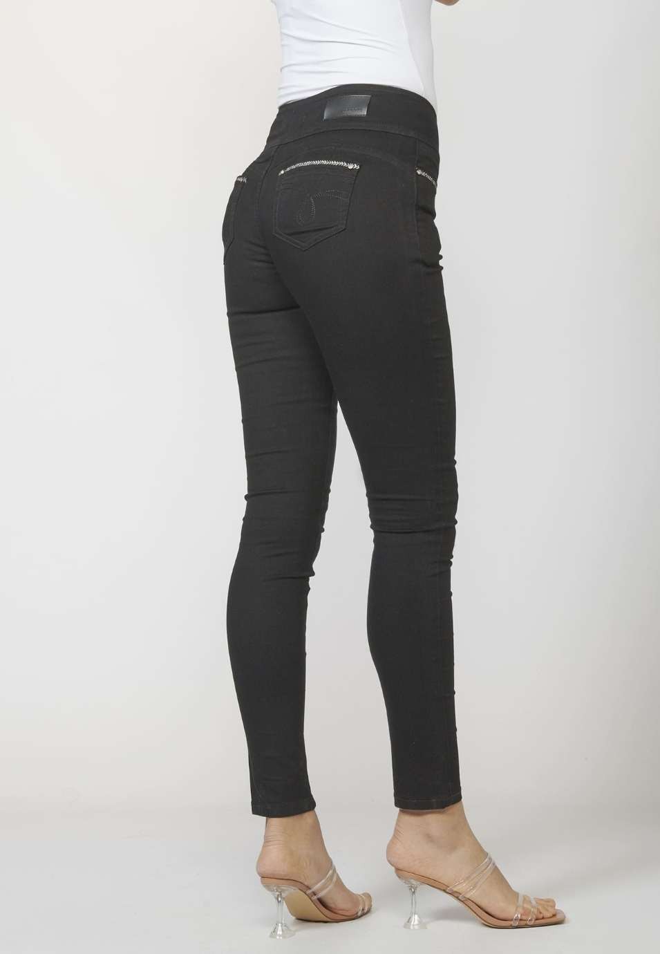 Pantalón de Mujer slim fit con Detalles Bordados en Bolsillos y Sarga Elástica 2