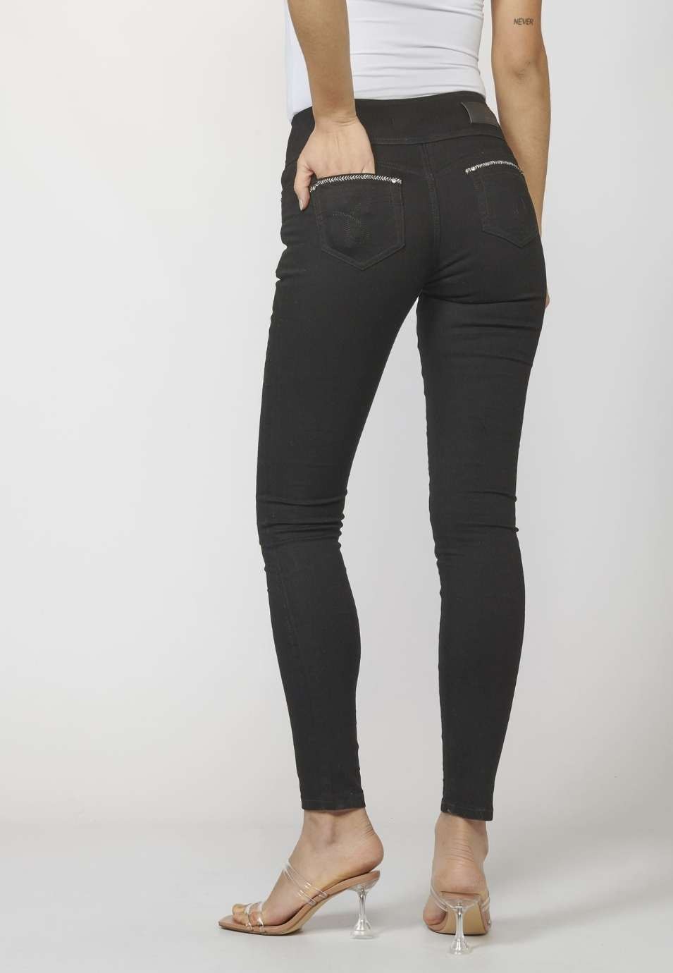 Pantalón de Mujer slim fit con Detalles Bordados en Bolsillos y Sarga Elástica 3