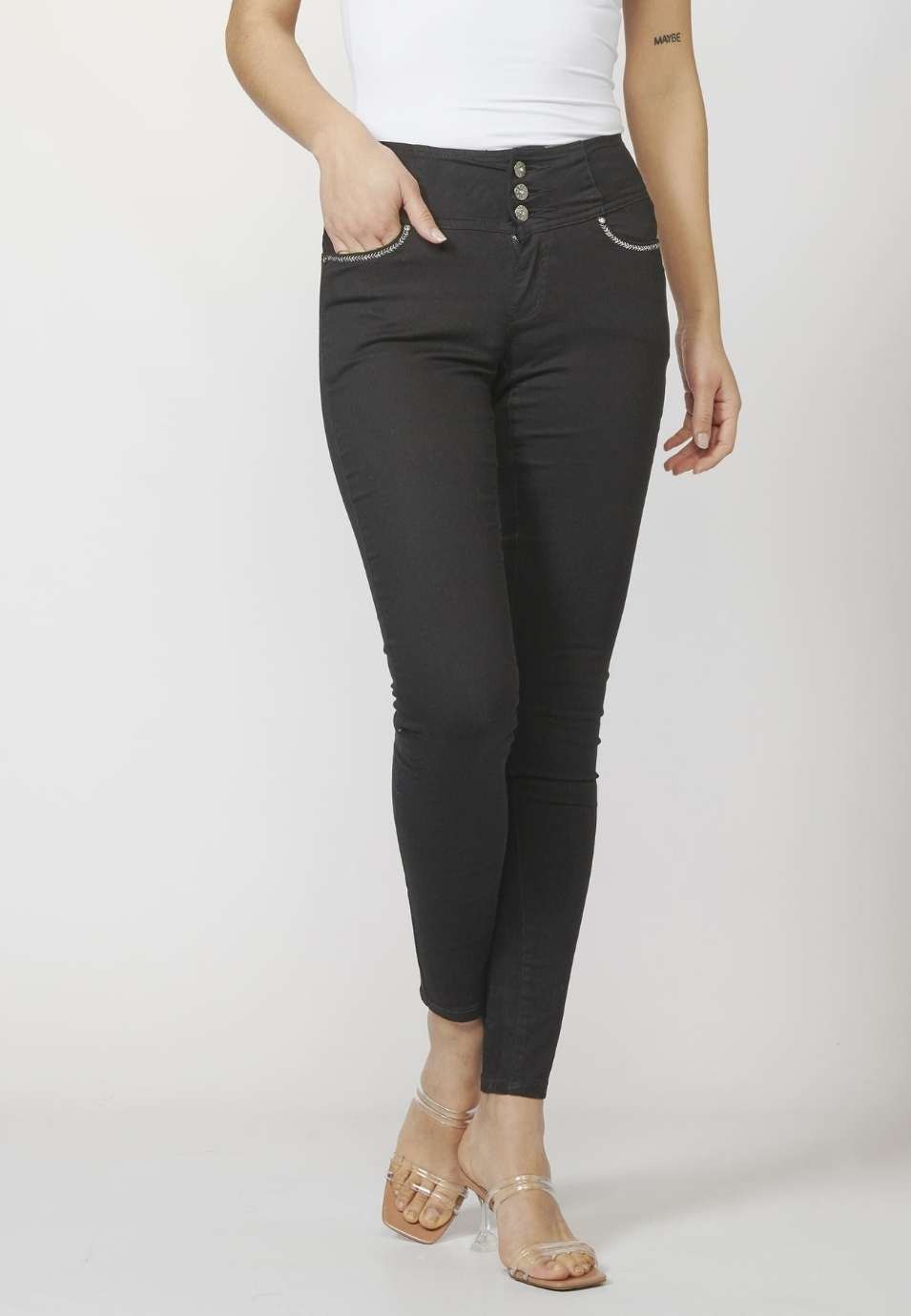 Pantalón de Mujer slim fit con Detalles Bordados en Bolsillos y Sarga Elástica 4