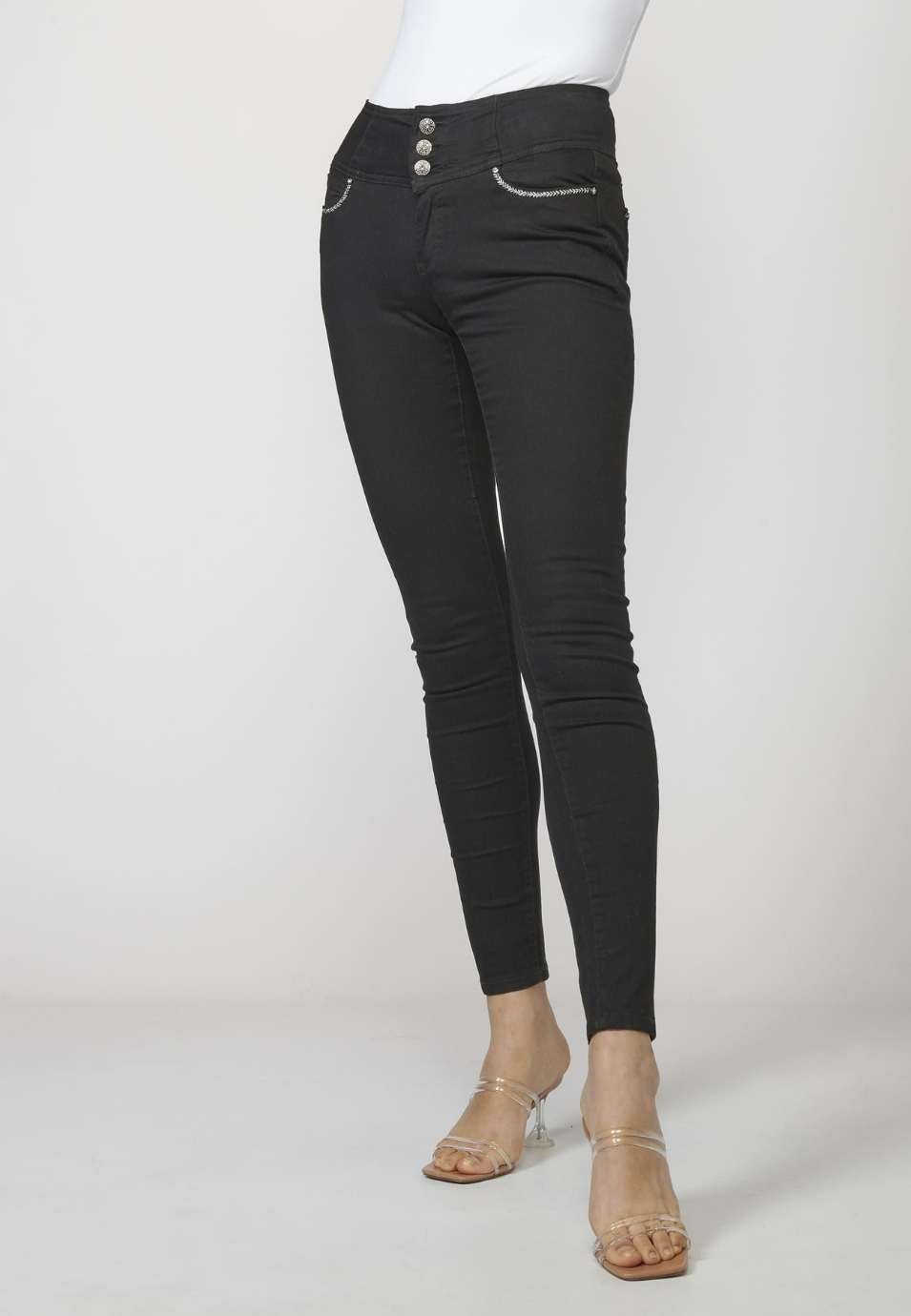 Pantalón de Mujer slim fit con Detalles Bordados en Bolsillos y Sarga Elástica