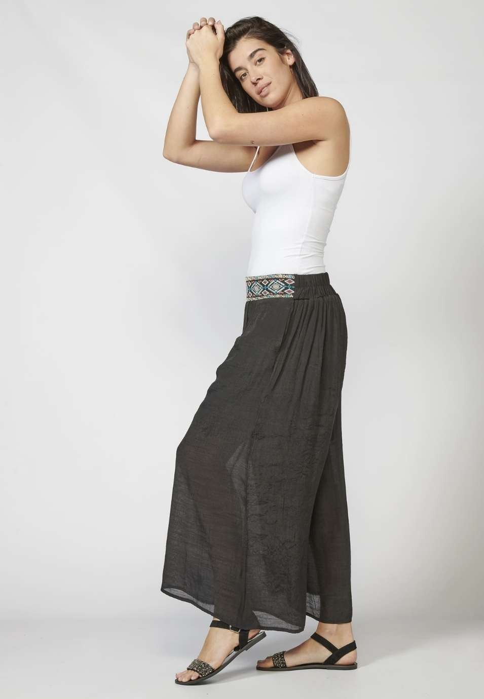 Lange elastische Damenhose mit Schärpe und Ethno-Stickerei in der Farbe Schwarz 1