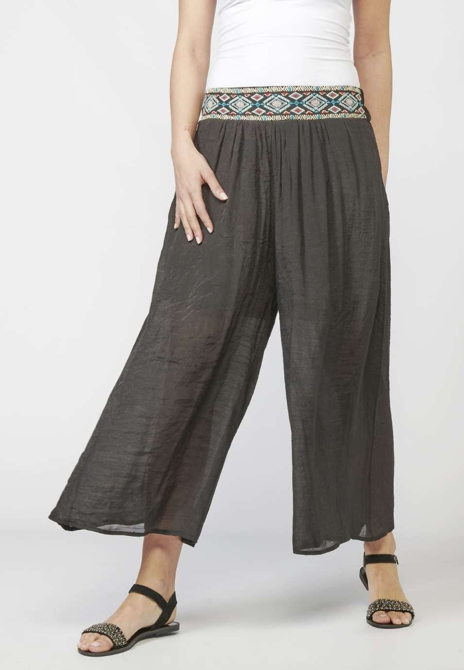 Pantalon long élastique pour femme avec ceinture et détail brodé ethnique de couleur noire