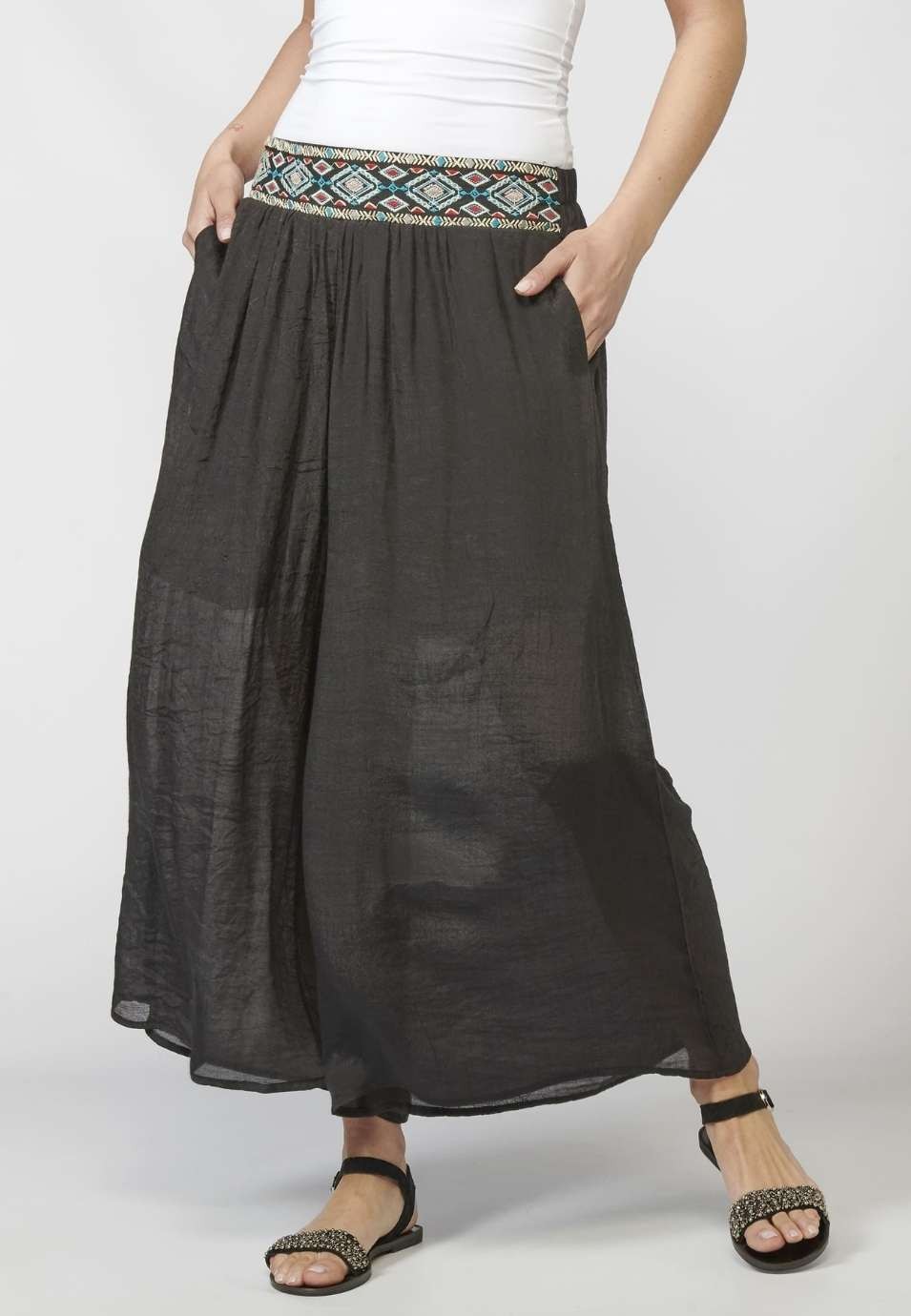 Pantalón de Mujer straigth largo elástico con fajín y Detalle Bordado Étnico color Negro 4