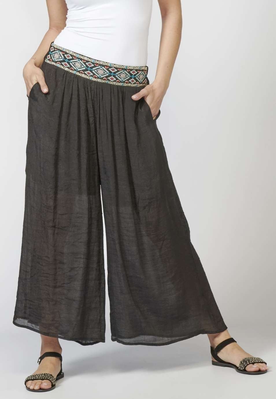 Pantalon long élastique pour femme avec ceinture et détail brodé ethnique de couleur noire 3