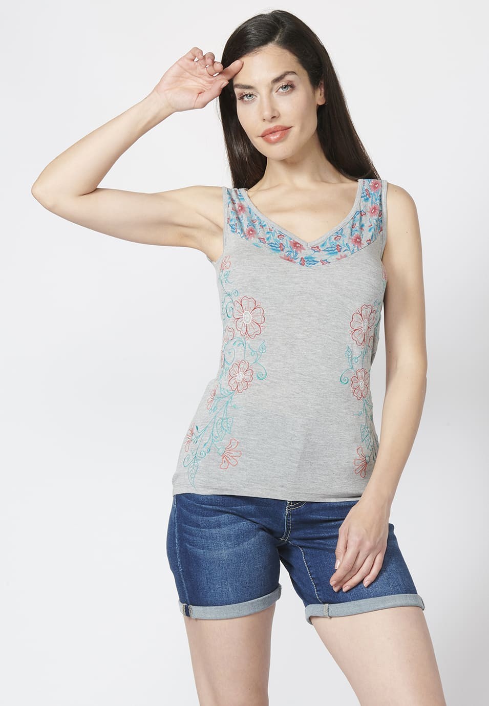 Camiseta top tirantes con escote en pico y estampado y bordados florales color gris | Ropa casual