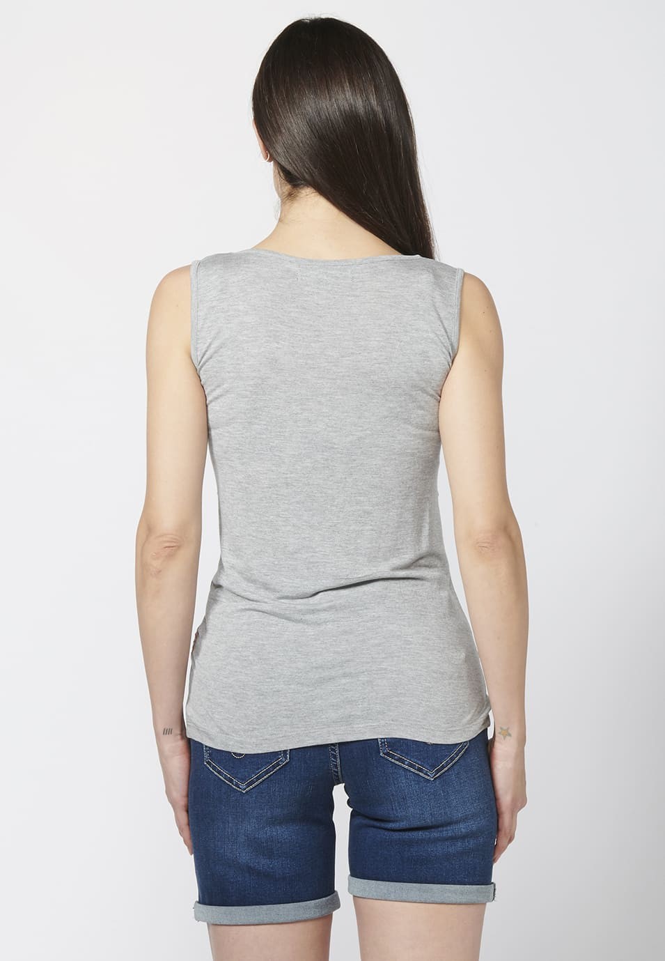Camiseta top tirantes con escote en pico y estampado y bordados florales color gris | Ropa casual