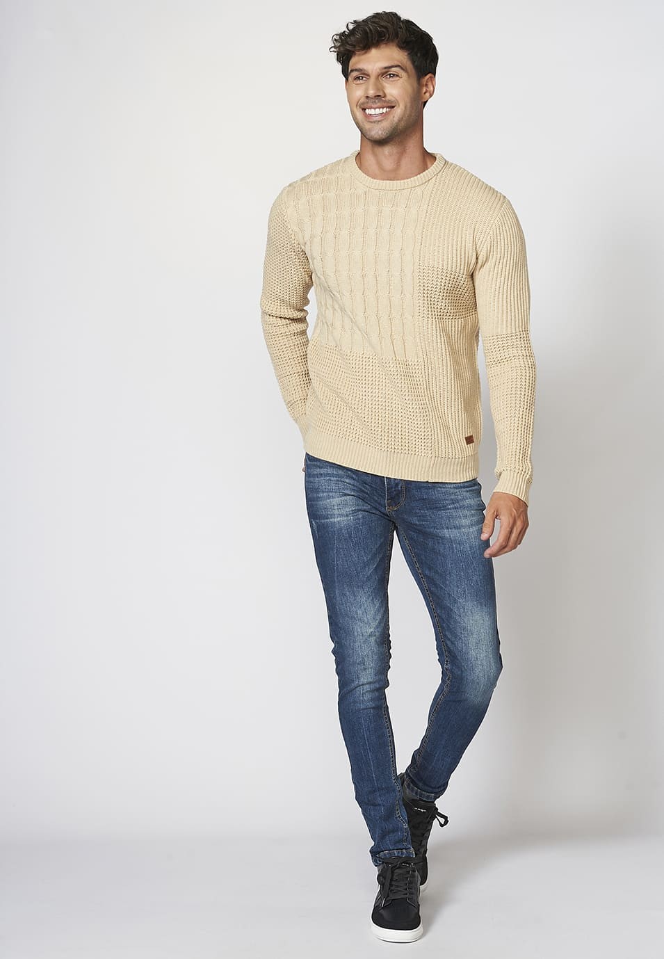 Jersey color crema de manga larga y cuello redondo con acabados en rib para hombre