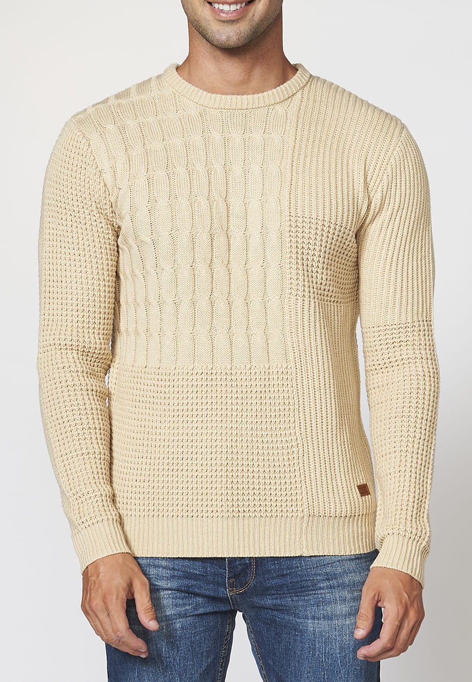 Jersey color crema de manga larga y cuello redondo con acabados en rib para hombre