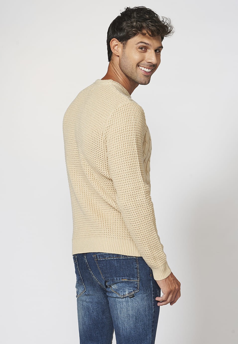 Jersey color crema de manga larga y cuello redondo con acabados en rib para hombre