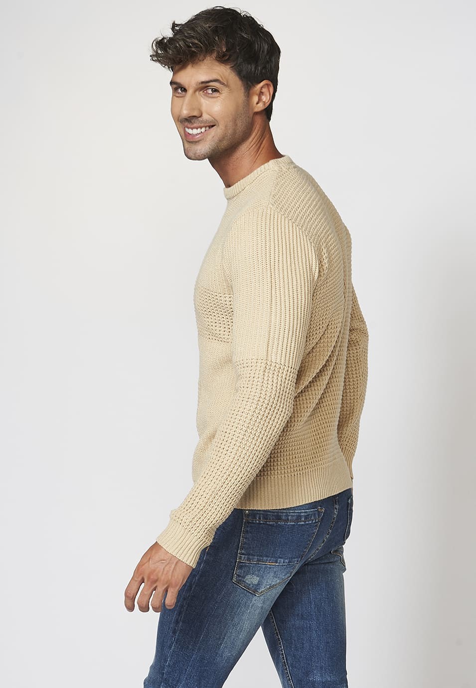 Jersey color crema de manga larga y cuello redondo con acabados en rib para hombre