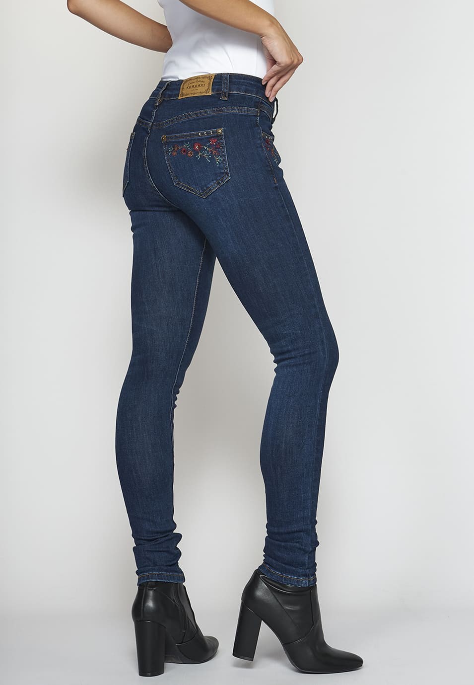 Pantalones jeans con bordados para mujer