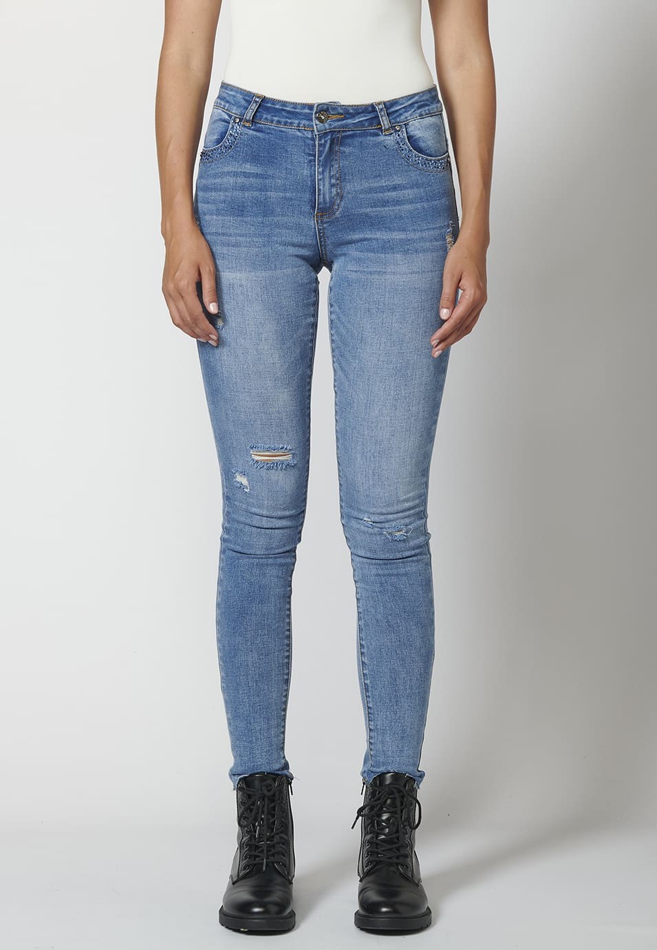 Jean en denim avec effet push up et détails cassés pour femme