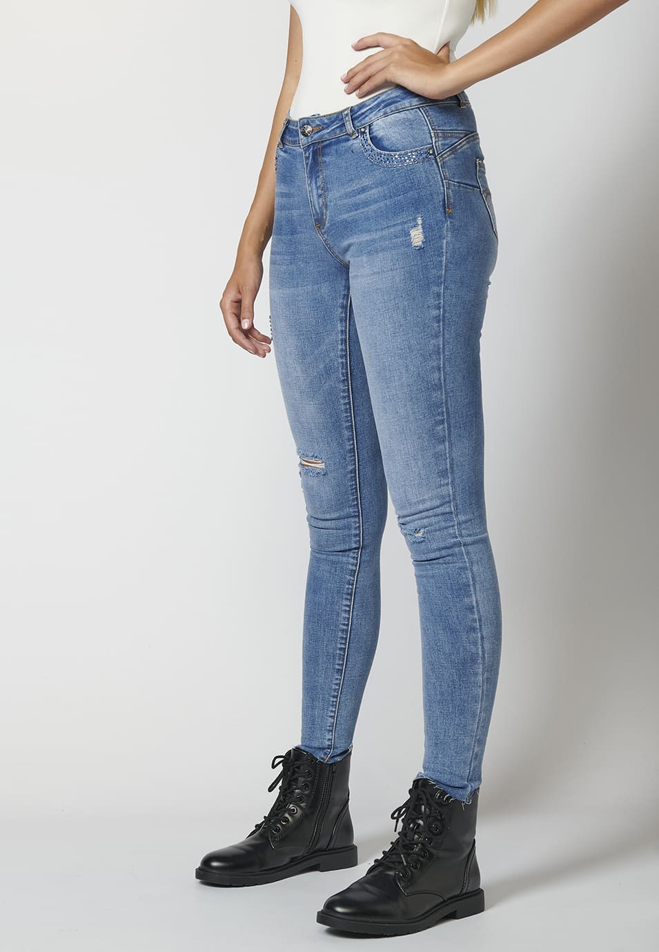 Jean en denim avec effet push up et détails cassés pour femme