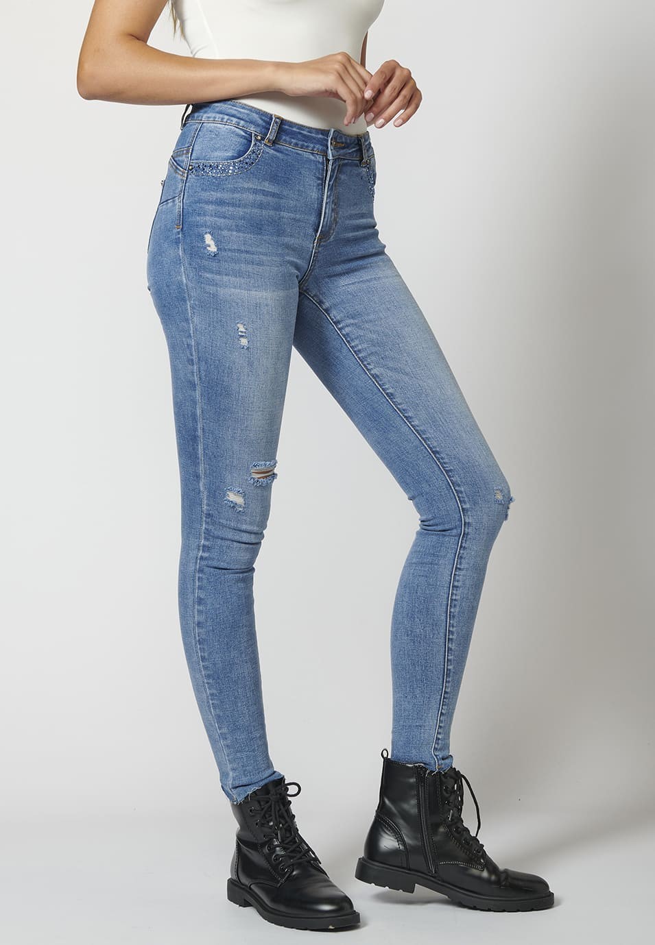 Jean en denim avec effet push up et détails cassés pour femme