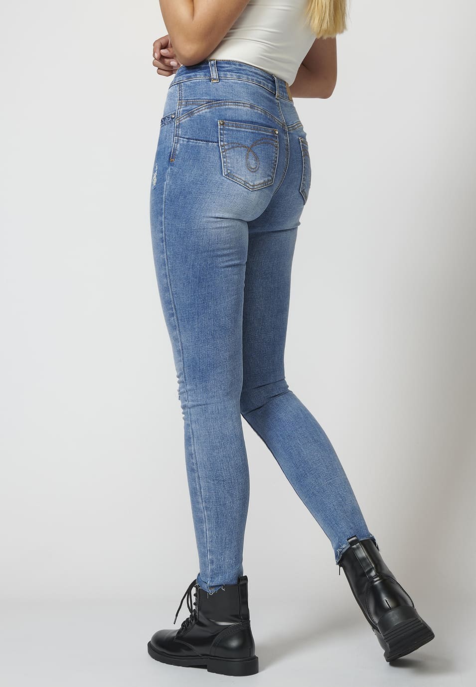 Jean en denim avec effet push up et détails cassés pour femme