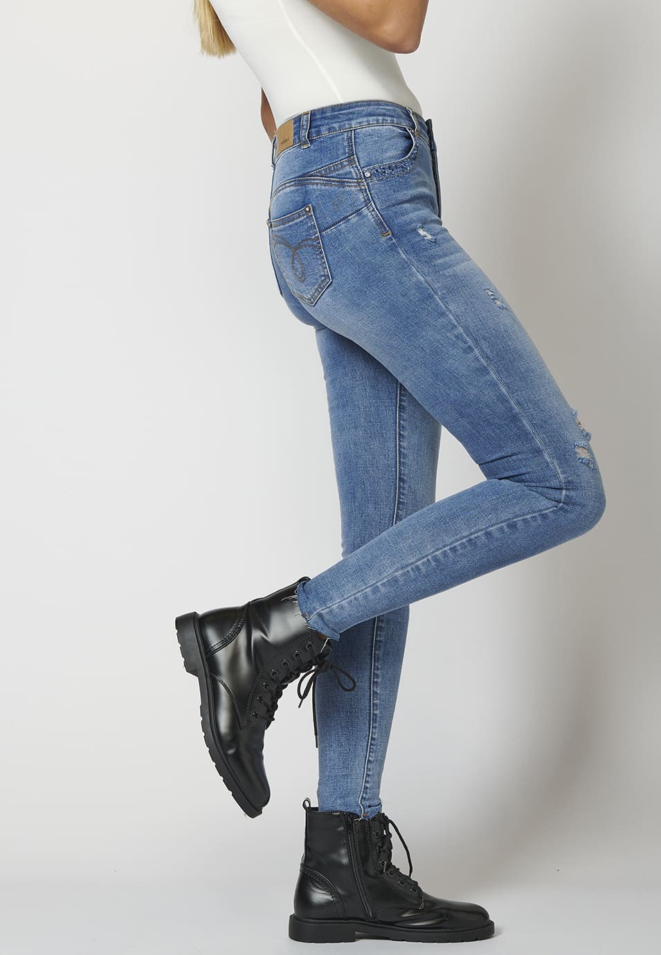 Jean en denim avec effet push up et détails cassés pour femme