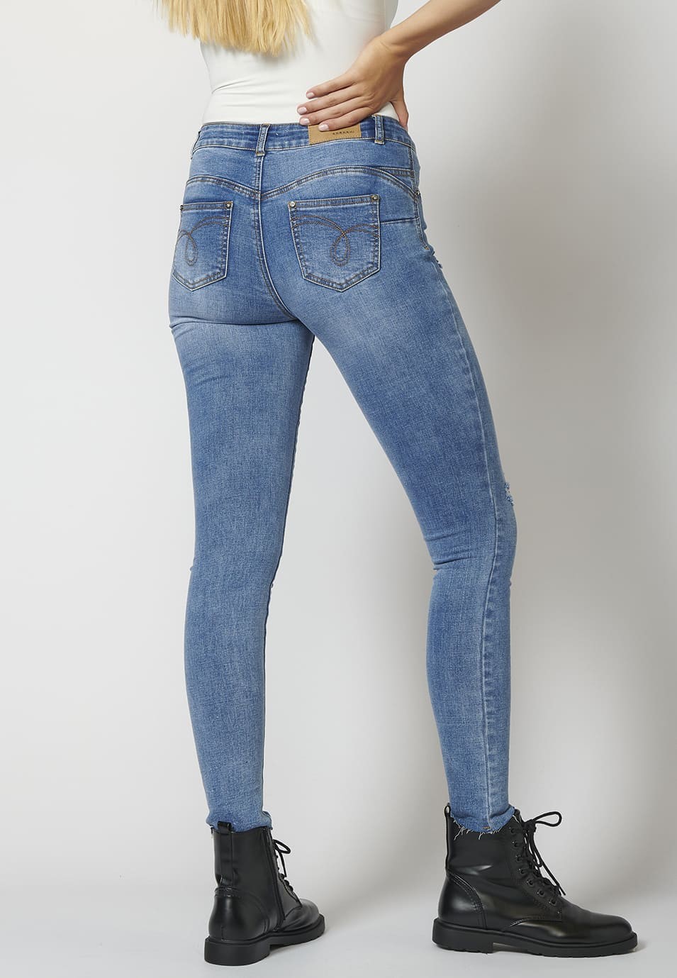 Jean en denim avec effet push up et détails cassés pour femme