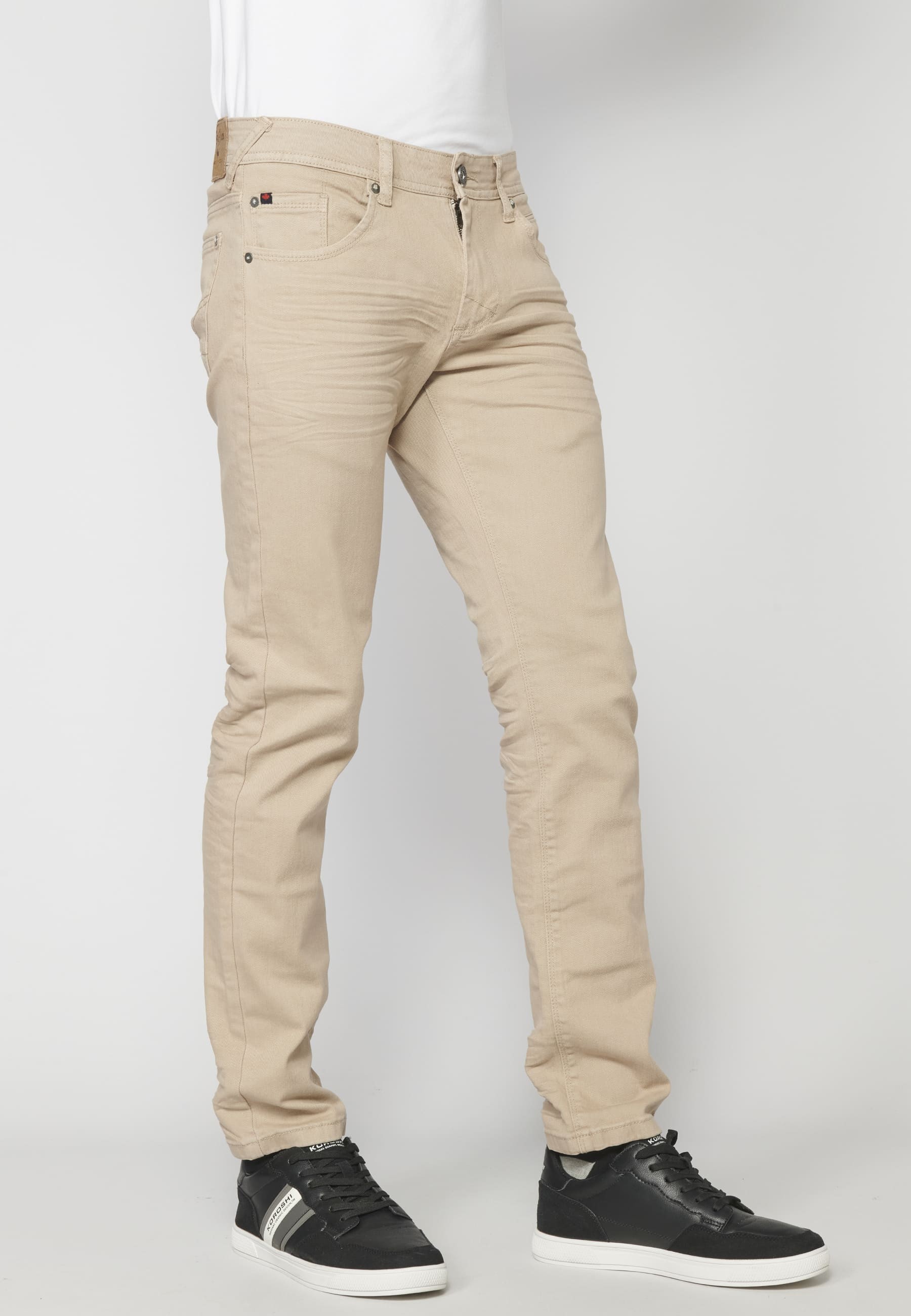 Farbige Stretch-Jeans mit normaler Passform für Herren