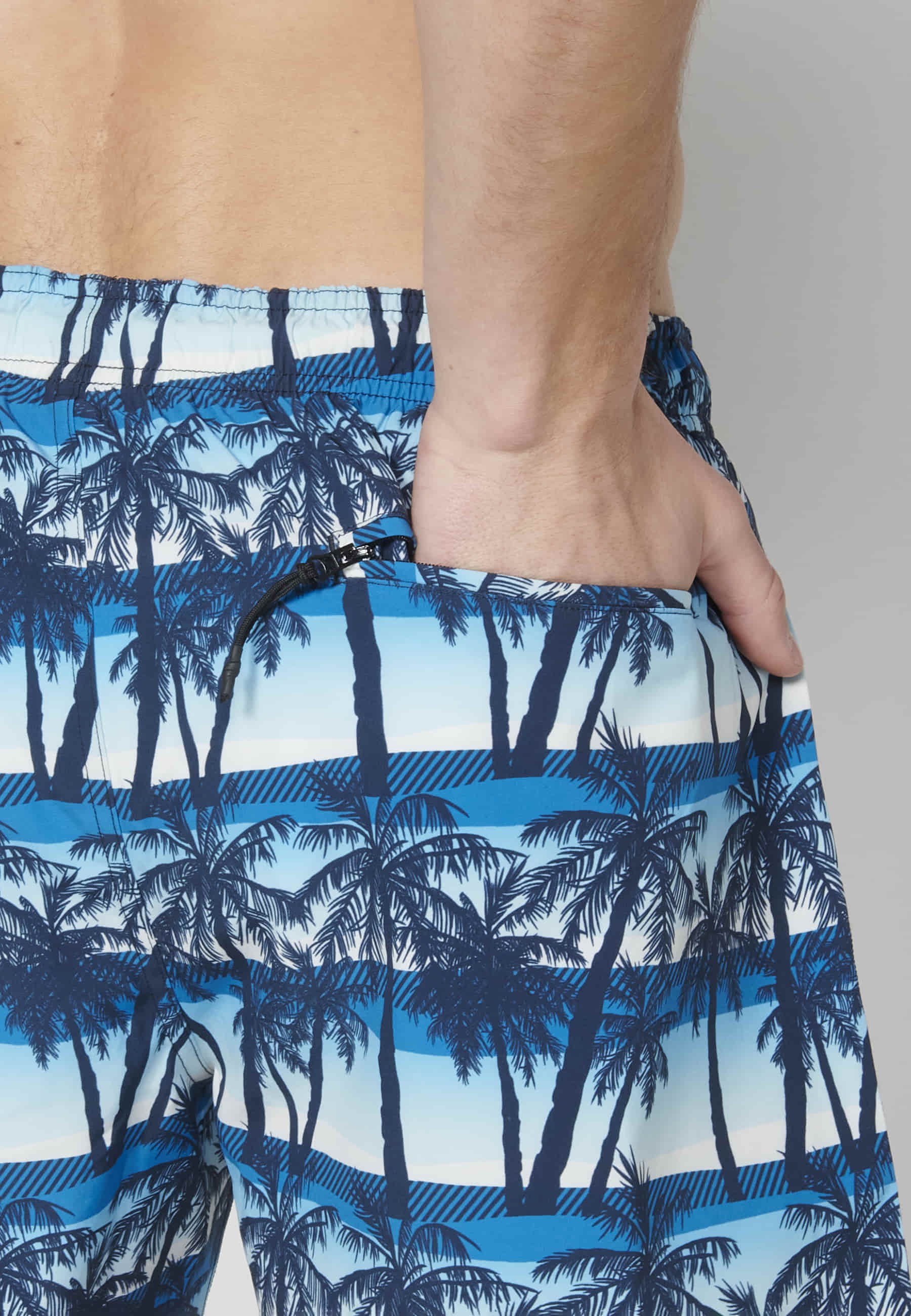 Blaue Badeshorts mit tropischem Print für Herren 4