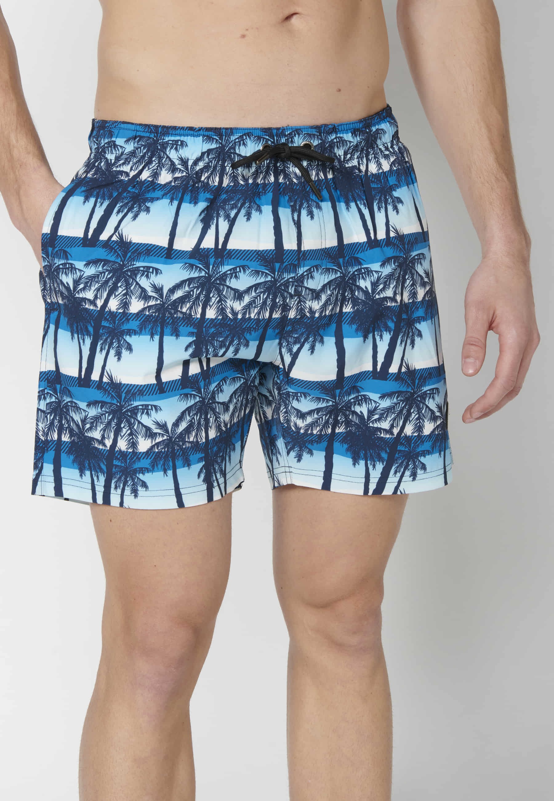 Blaue Badeshorts mit tropischem Print für Herren 5