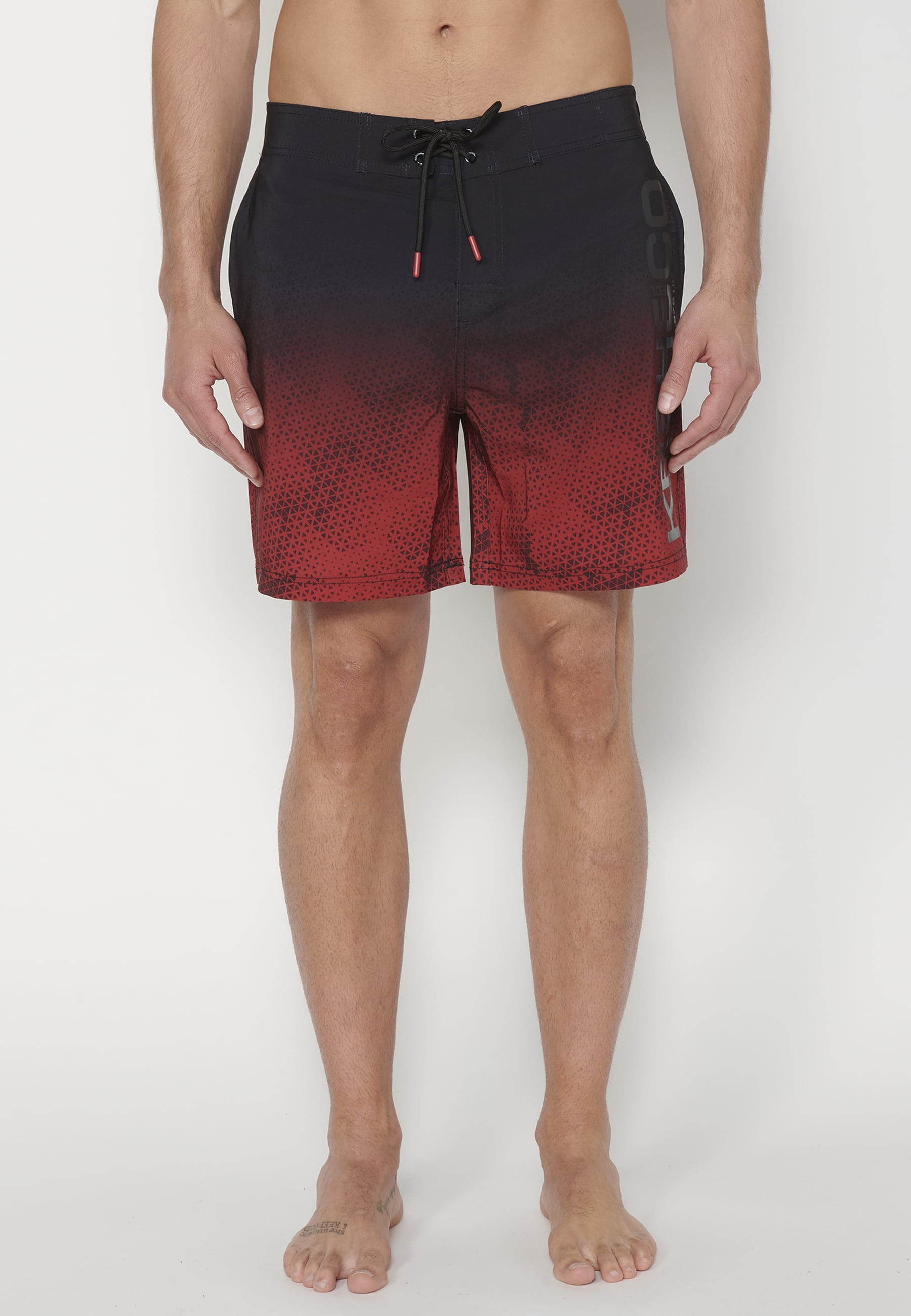 Maillot de bain court style surfeur avec trois poches rouges pour homme