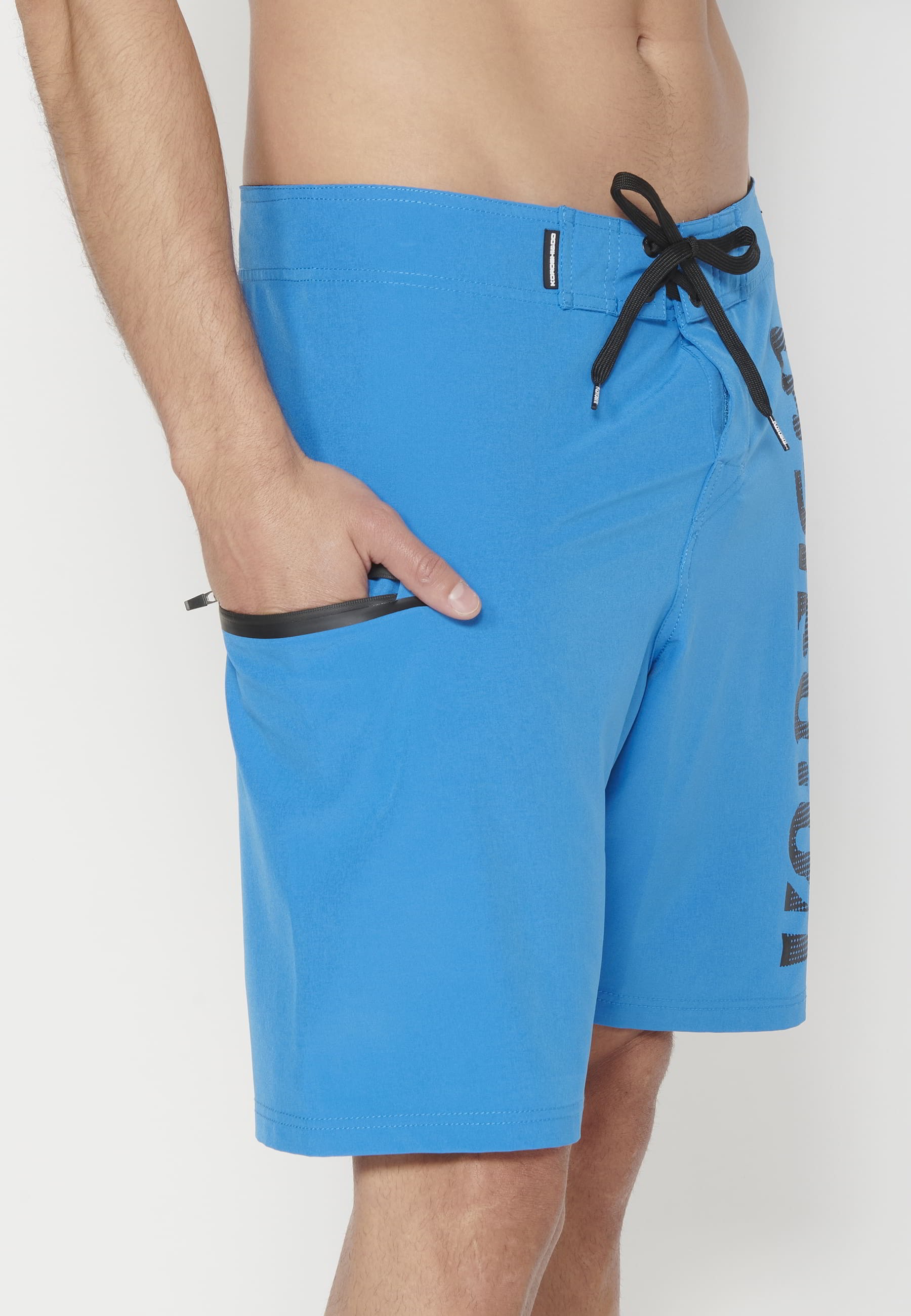 Maillot de bain court style surfeur avec trois poches de couleur bleu pour homme