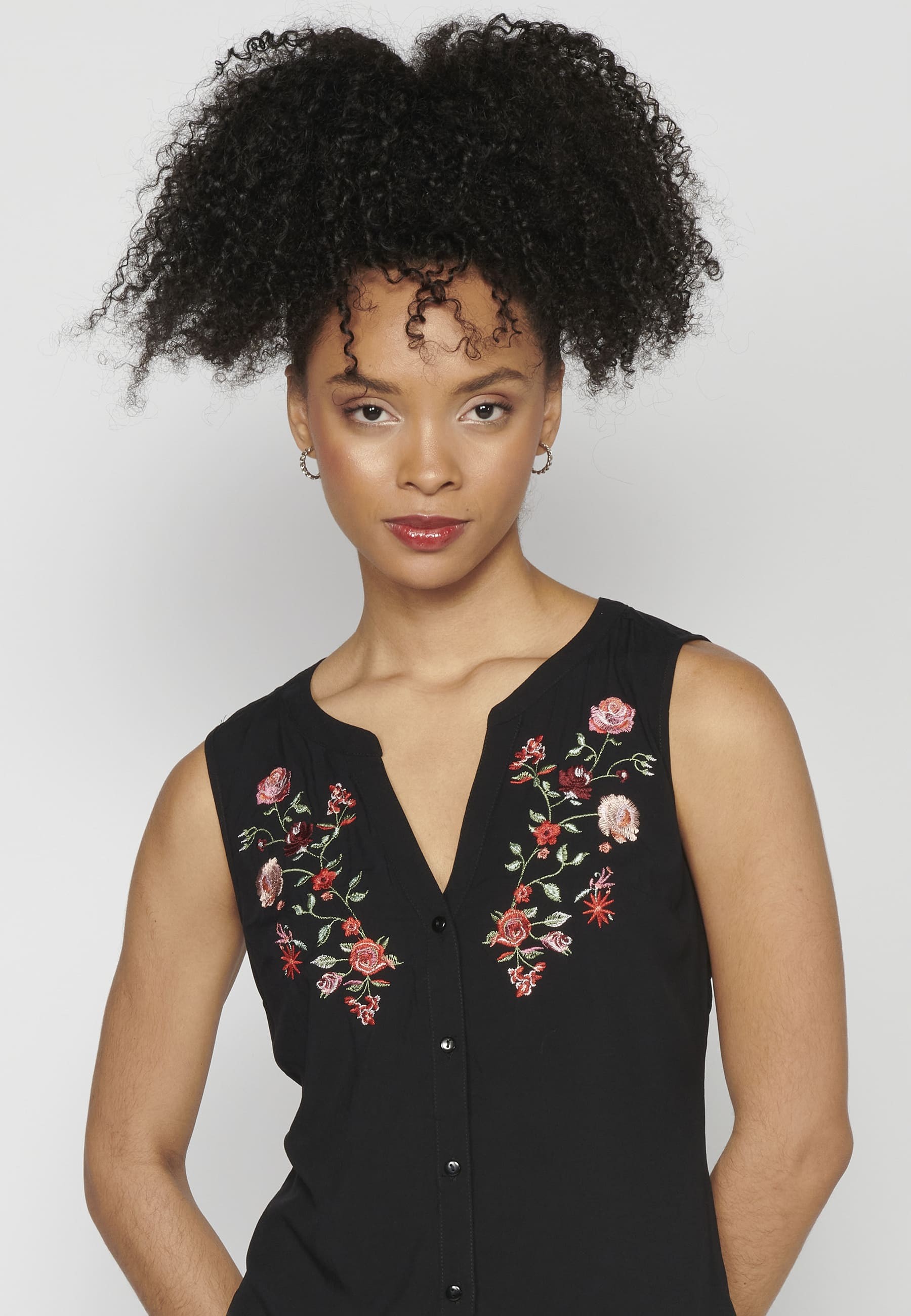 Ärmellose Bluse mit schwarzer Blumenstickerei für Damen