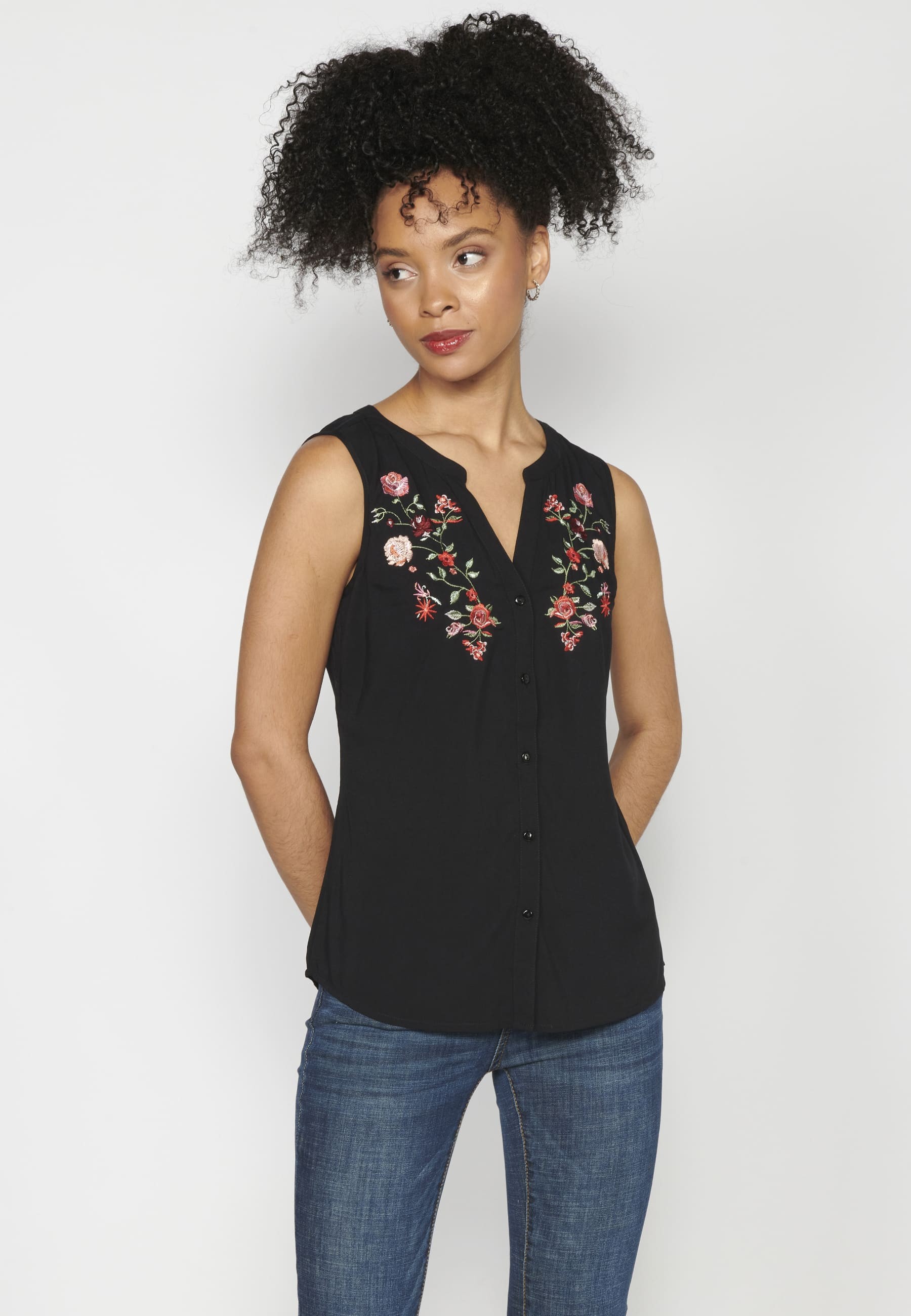 Ärmellose Bluse mit schwarzer Blumenstickerei für Damen