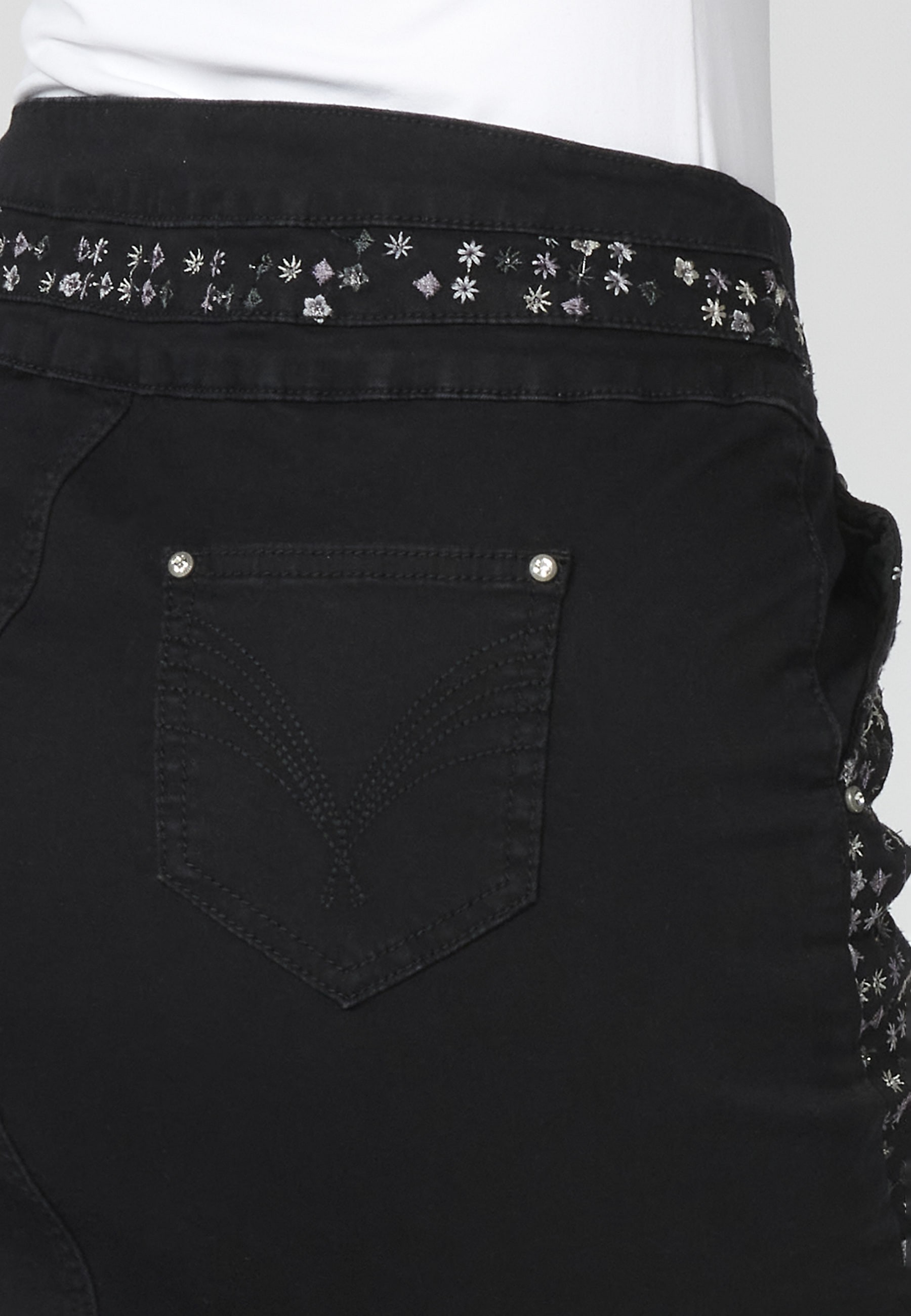 Jupe courte en jean avec détails floraux noirs pour Femme