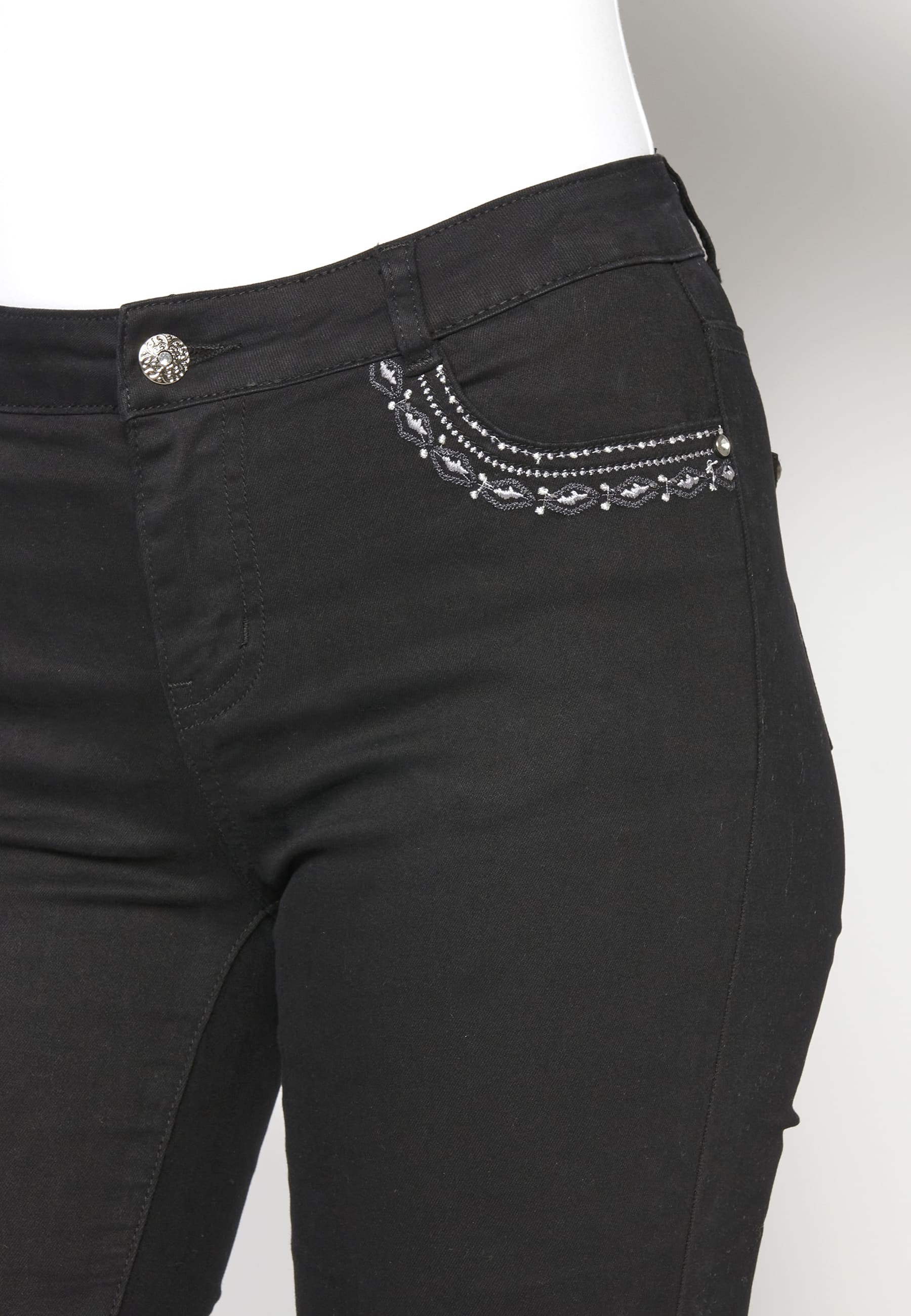 Pantalón pirata jeans con bordado étnico color negro para Mujer 2