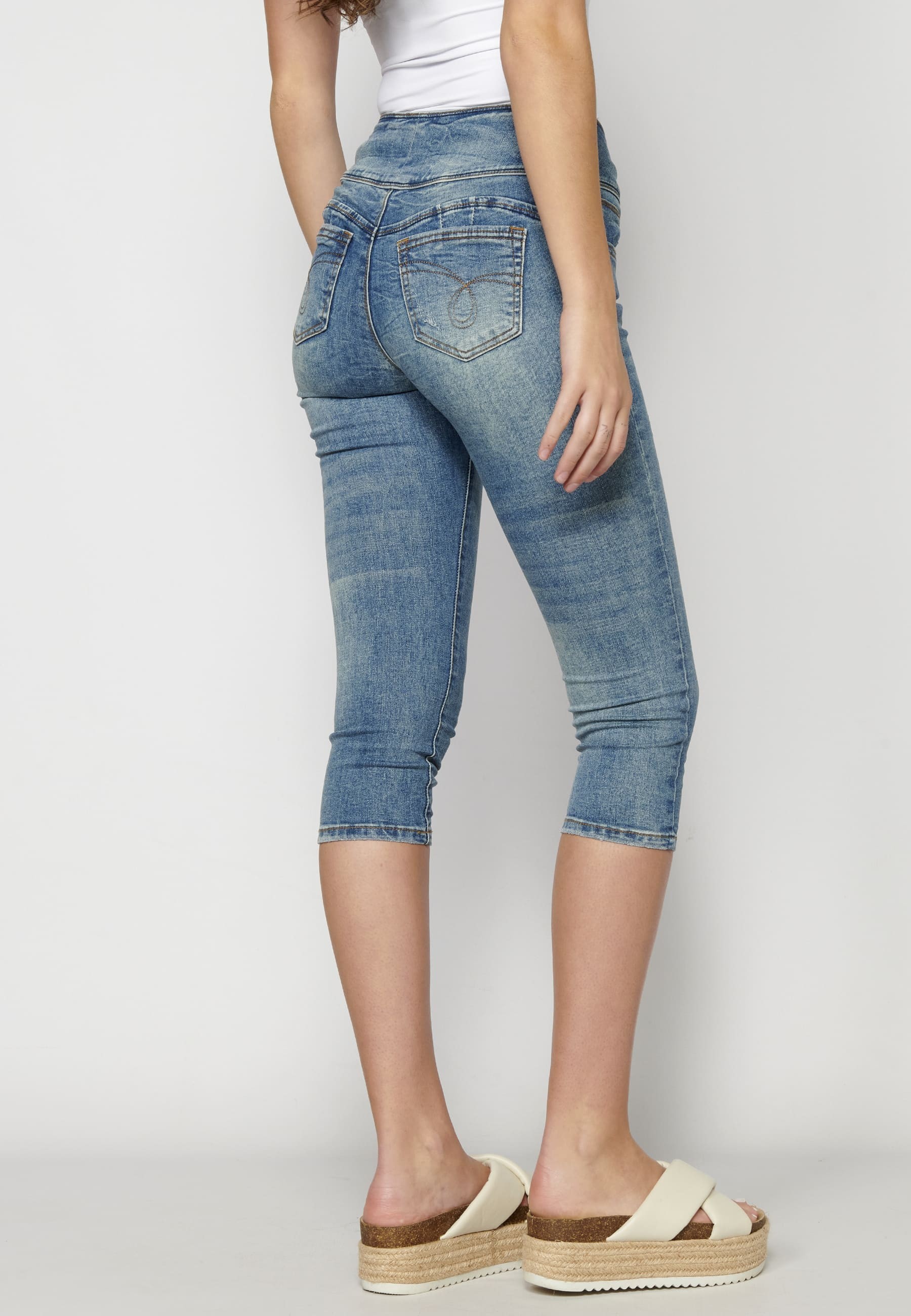 Blaue schmal geschnittene Jeans-Piratenhose für Damen